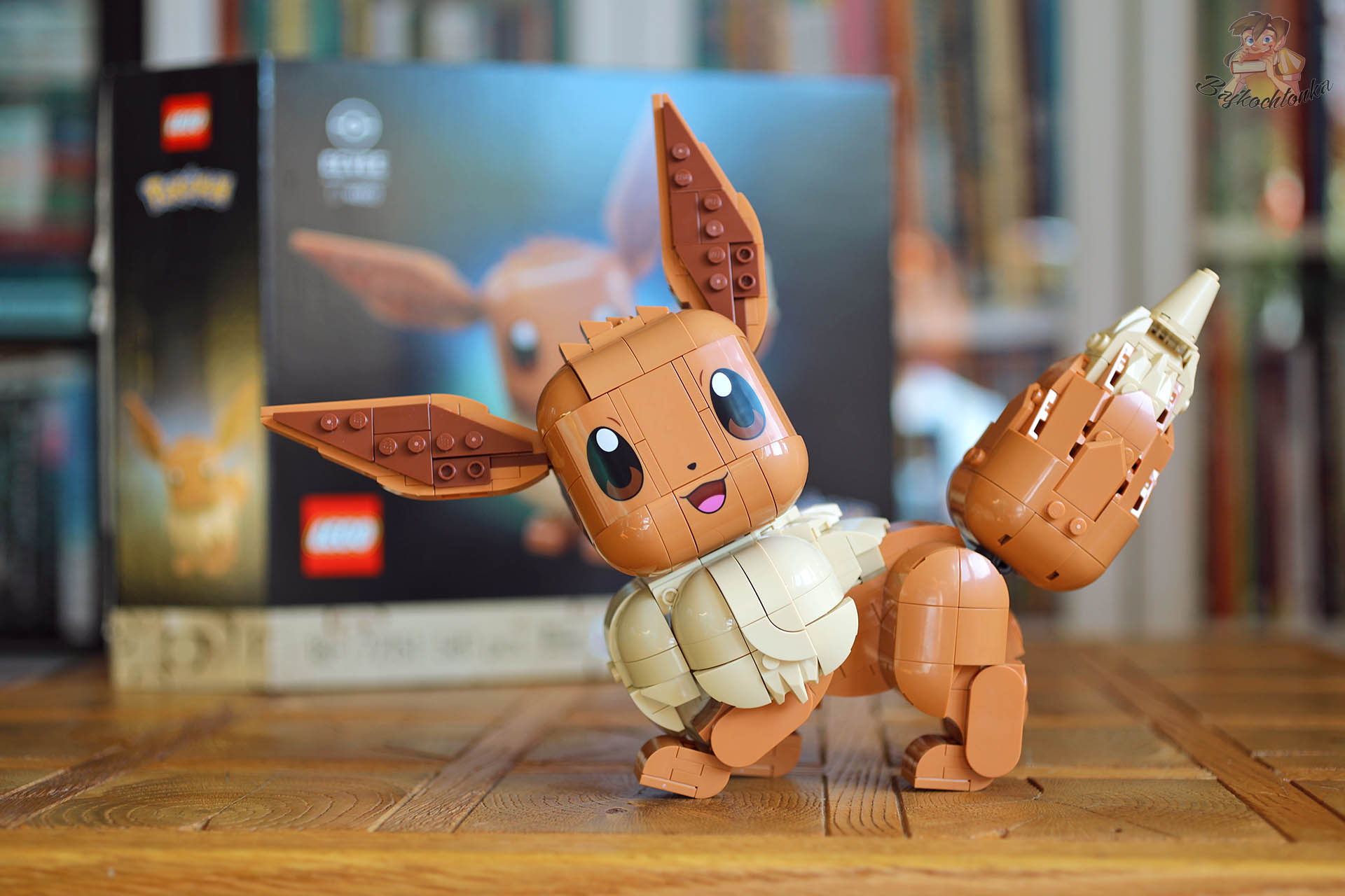 LEGO Pokémon Eevee w dynamicznej pozie z ruchomą głową, uszami i łapkami