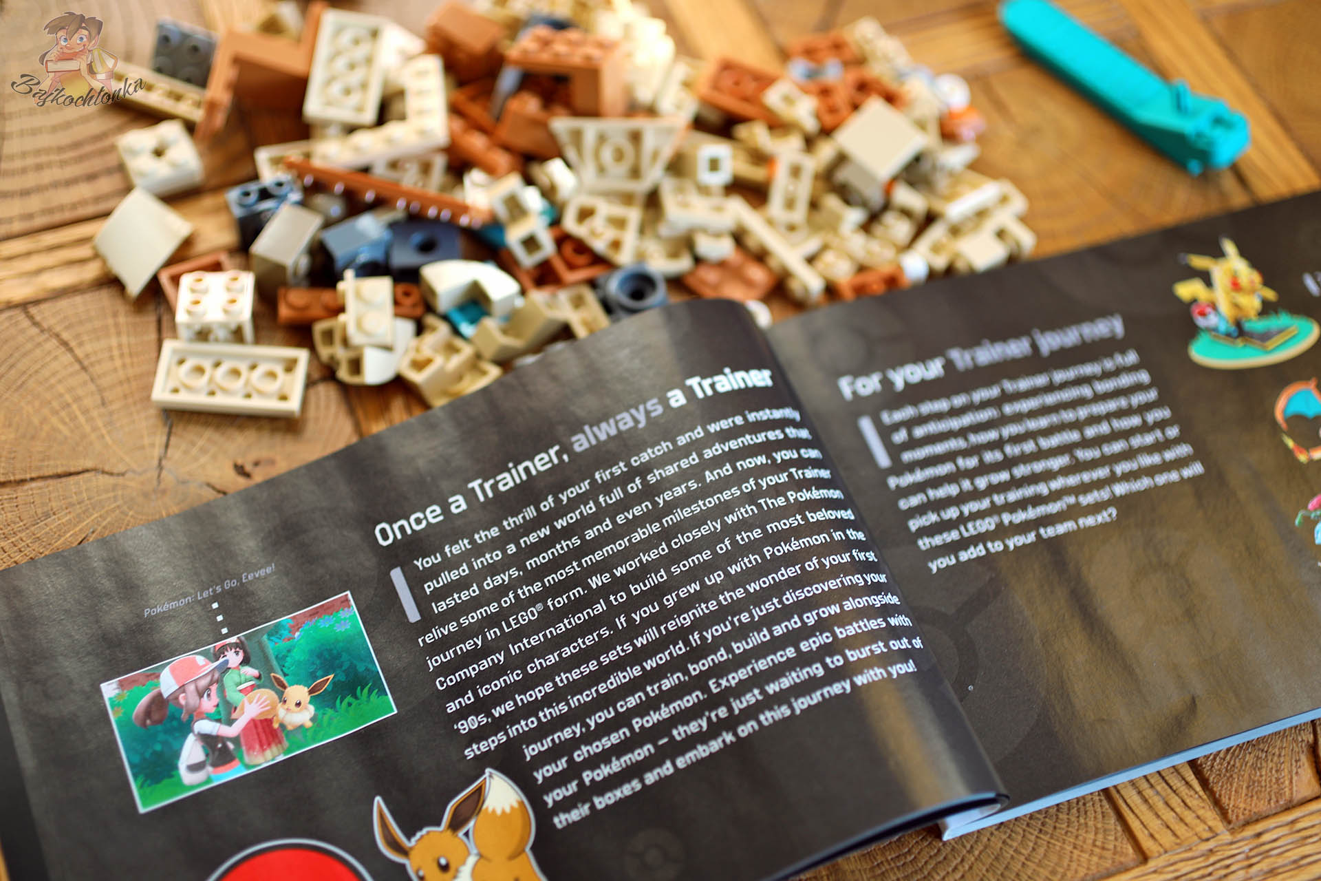 Strona instrukcji LEGO Pokémon Eevee z nawiązaniem do świata Pokémon i wspomnień z lat 2000