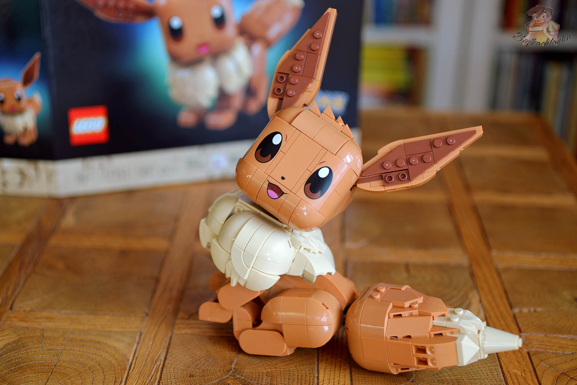 Model LEGO Pokémon Eevee w pozycji siedzącej z ruchomymi uszami i ogonem, kolekcjonerski zestaw dla fanów lat 2000