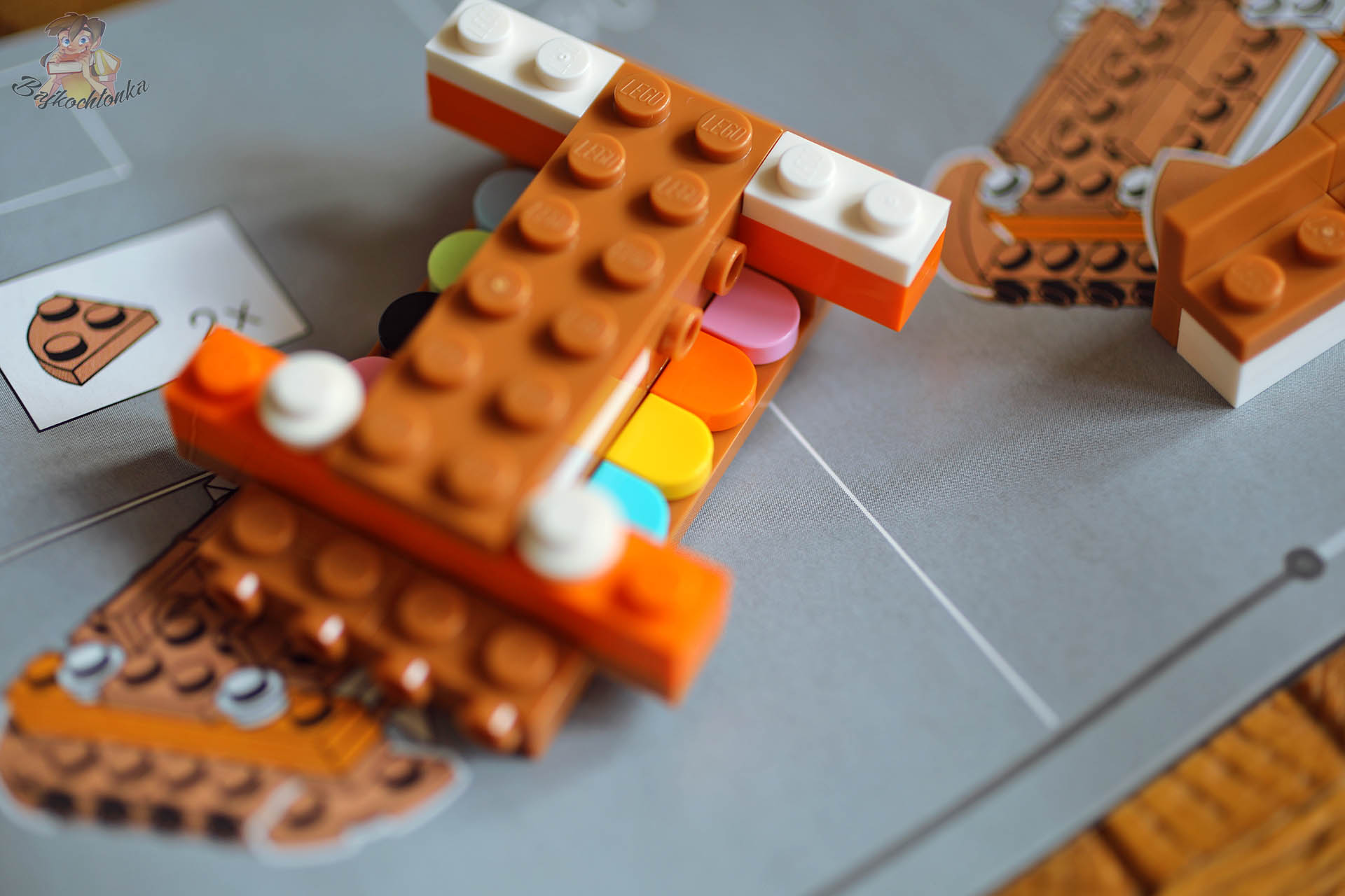 Kolorowe tile’e ukryte w głowie LEGO Pokémon Eevee nawiązujące do ewolucji takich jak Vaporeon, Jolteon i Flareon