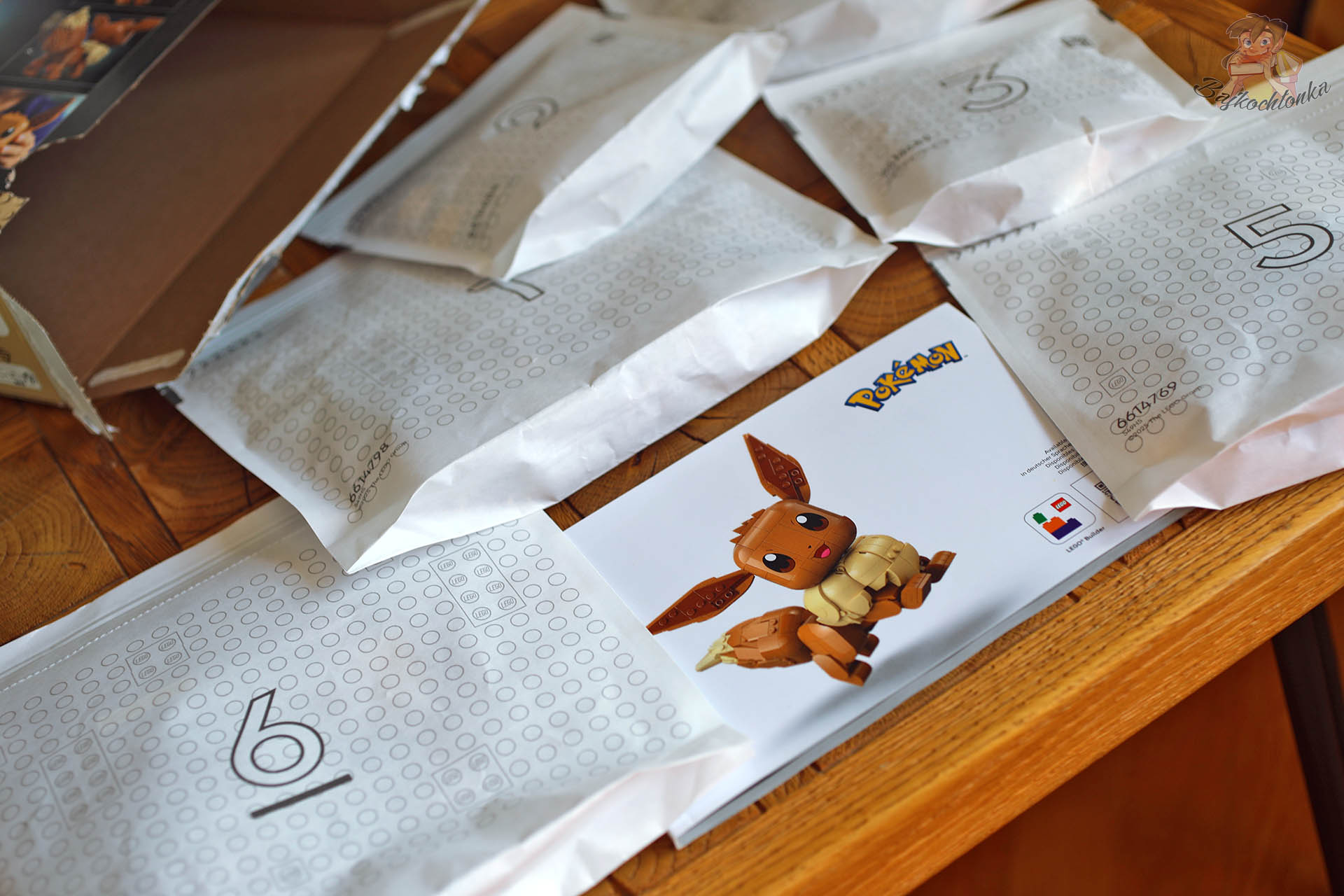 Numerowane woreczki zestawu LEGO Pokémon Eevee przygotowane do budowy modelu