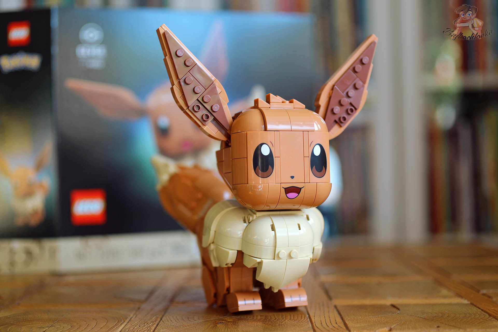 Front modelu LEGO Pokémon Eevee, zestaw 18+, duże oczy, brak naklejek, estetyka ekspozycyjna