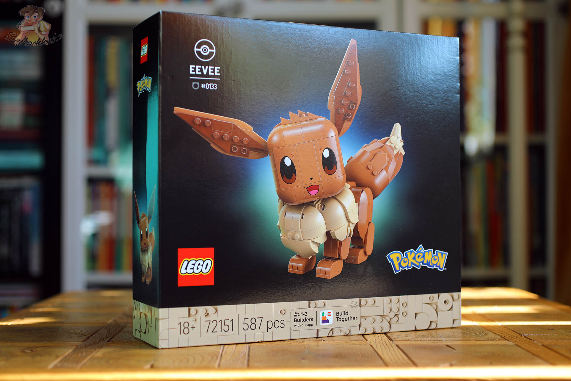 Opakowanie LEGO Pokémon Eevee oznaczone jako zestaw 18+, kolekcjonerski model do ekspozycji