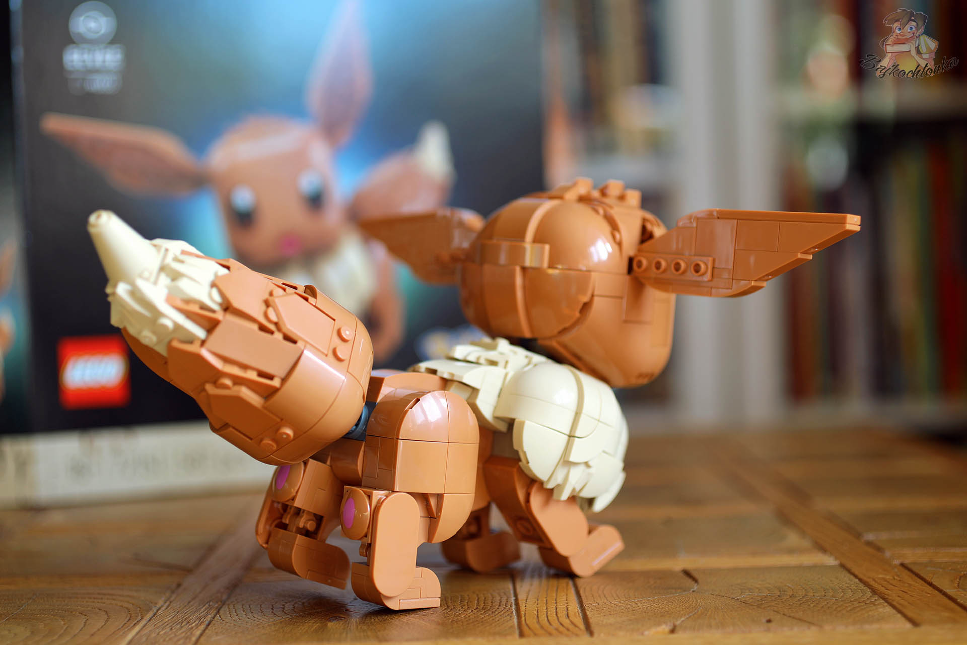 Tył modelu LEGO Pokémon Eevee z widoczną konstrukcją ogona oraz ruchomymi elementami