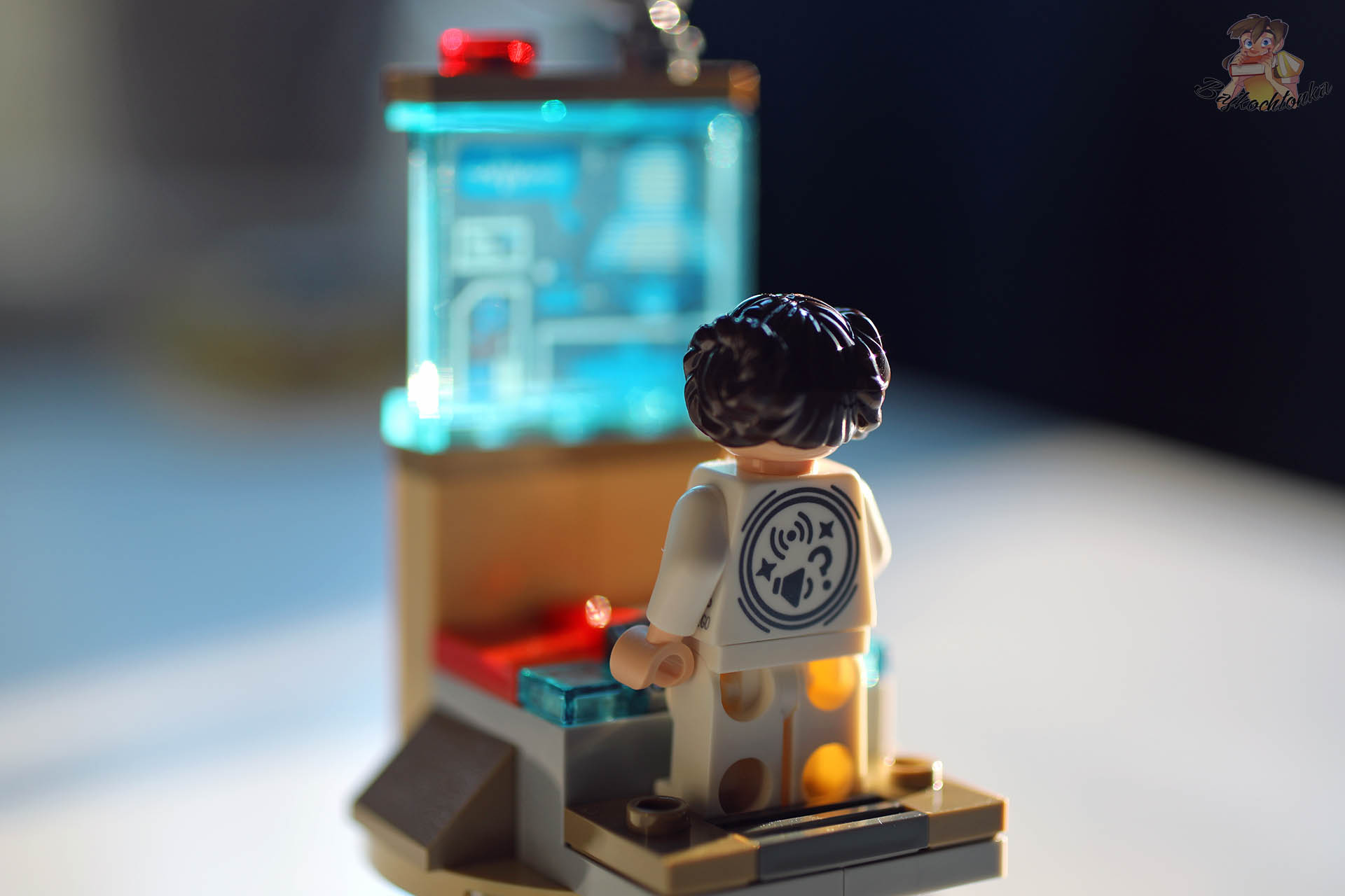 LEGO SMART Play minifigurka księżniczki Lei przy interaktywnym terminalu danych