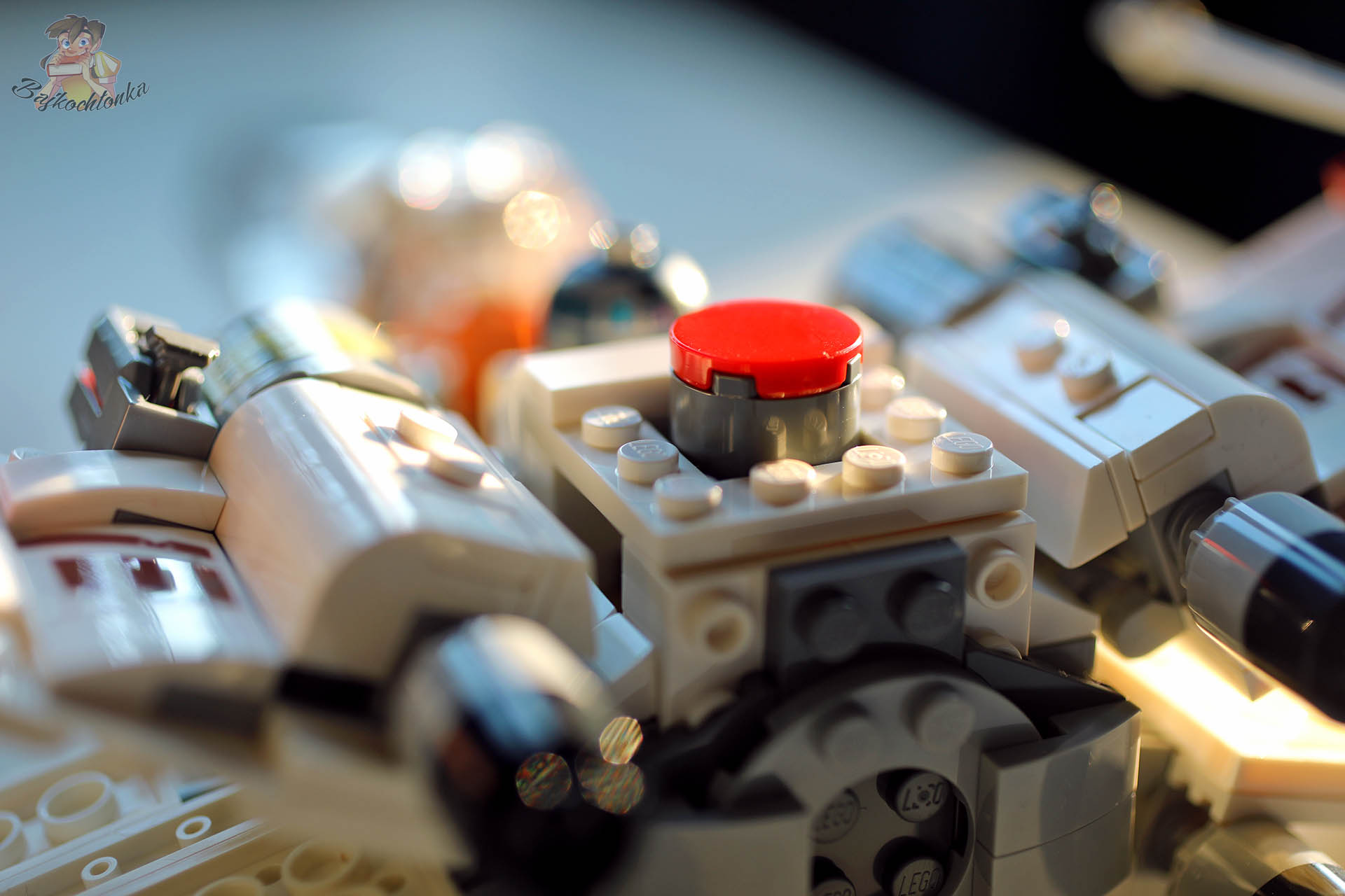 LEGO SMART Play inteligentny klocek SMART Brick z czerwonym przyciskiem aktywacji