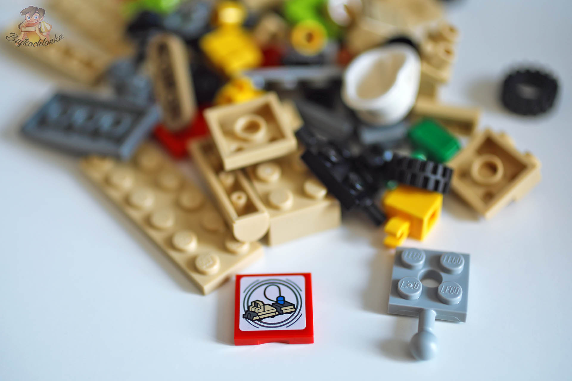 Rozsypane elementy klocków LEGO Star Wars przygotowane do budowy zestawu 75423