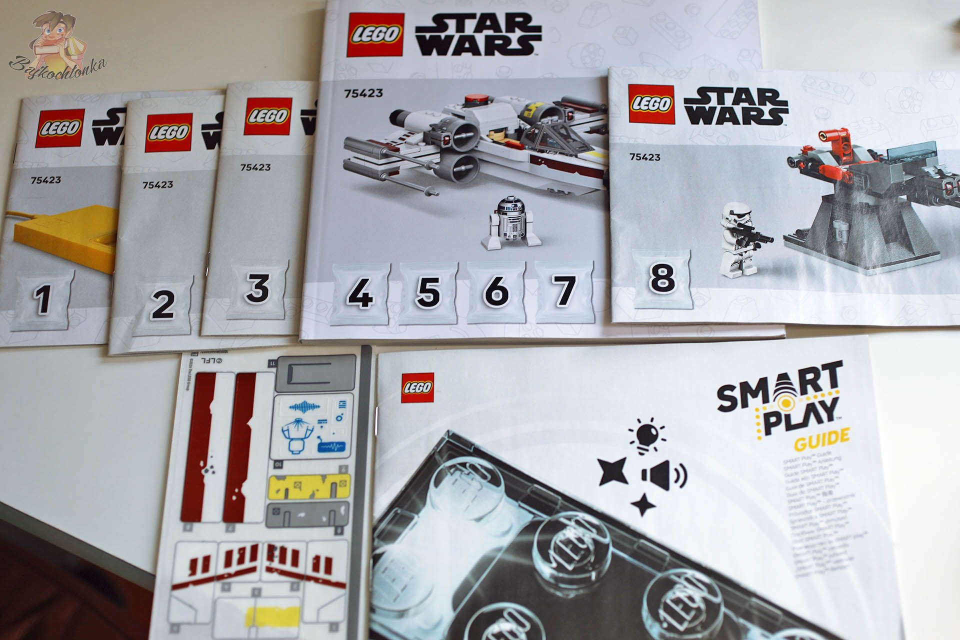Instrukcja budowy i ponumerowane woreczki z klockami zestawu LEGO Star Wars 75423
