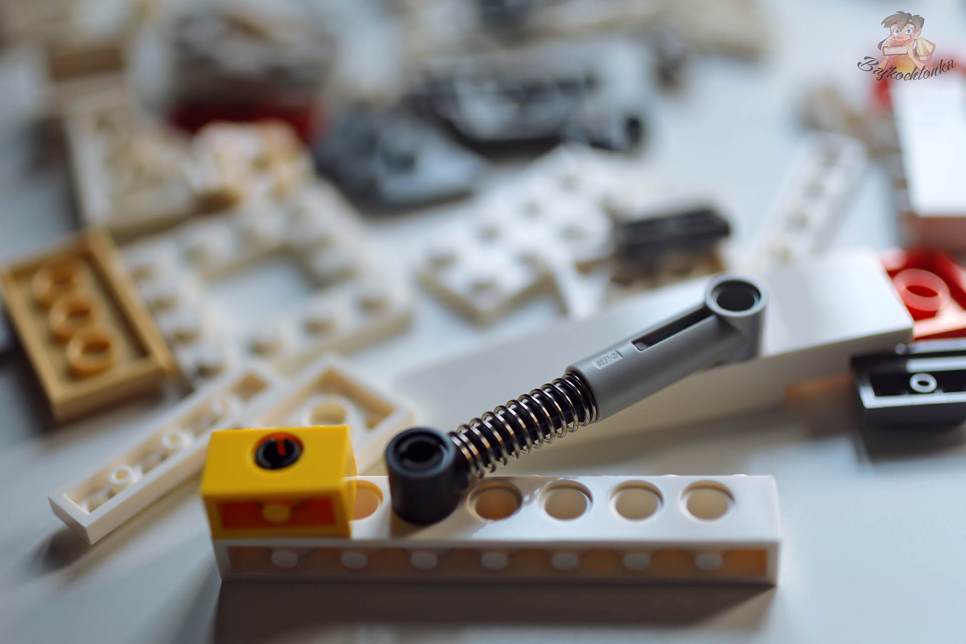 Mechanizm sprężynowy i elementy konstrukcyjne z zestawu LEGO Star Wars 75423