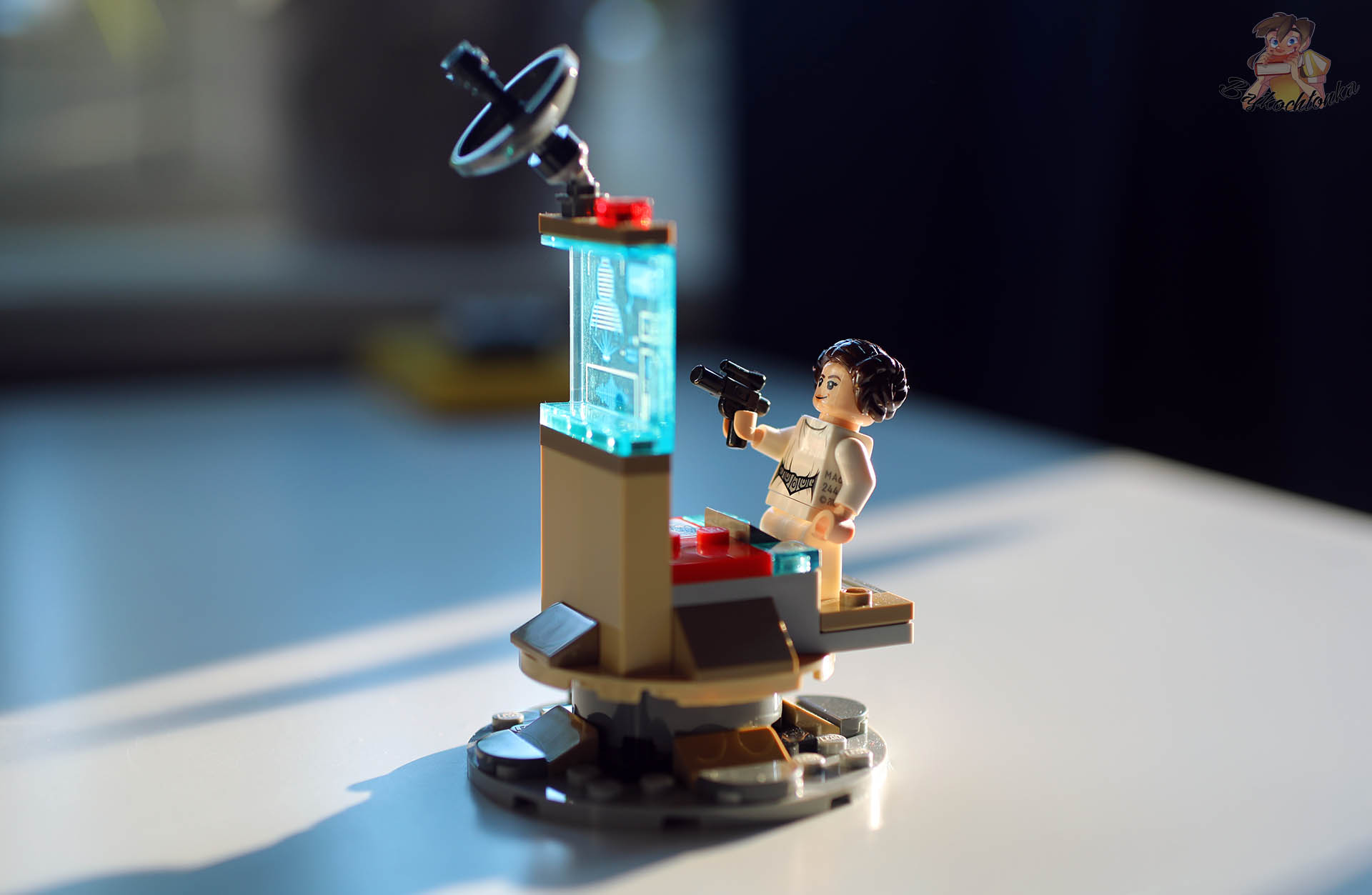 Figurka księżniczki Leia przy terminalu komunikacyjnym w zestawie LEGO Star Wars 75423 Luke’s Red Five X-Wing Smart Play