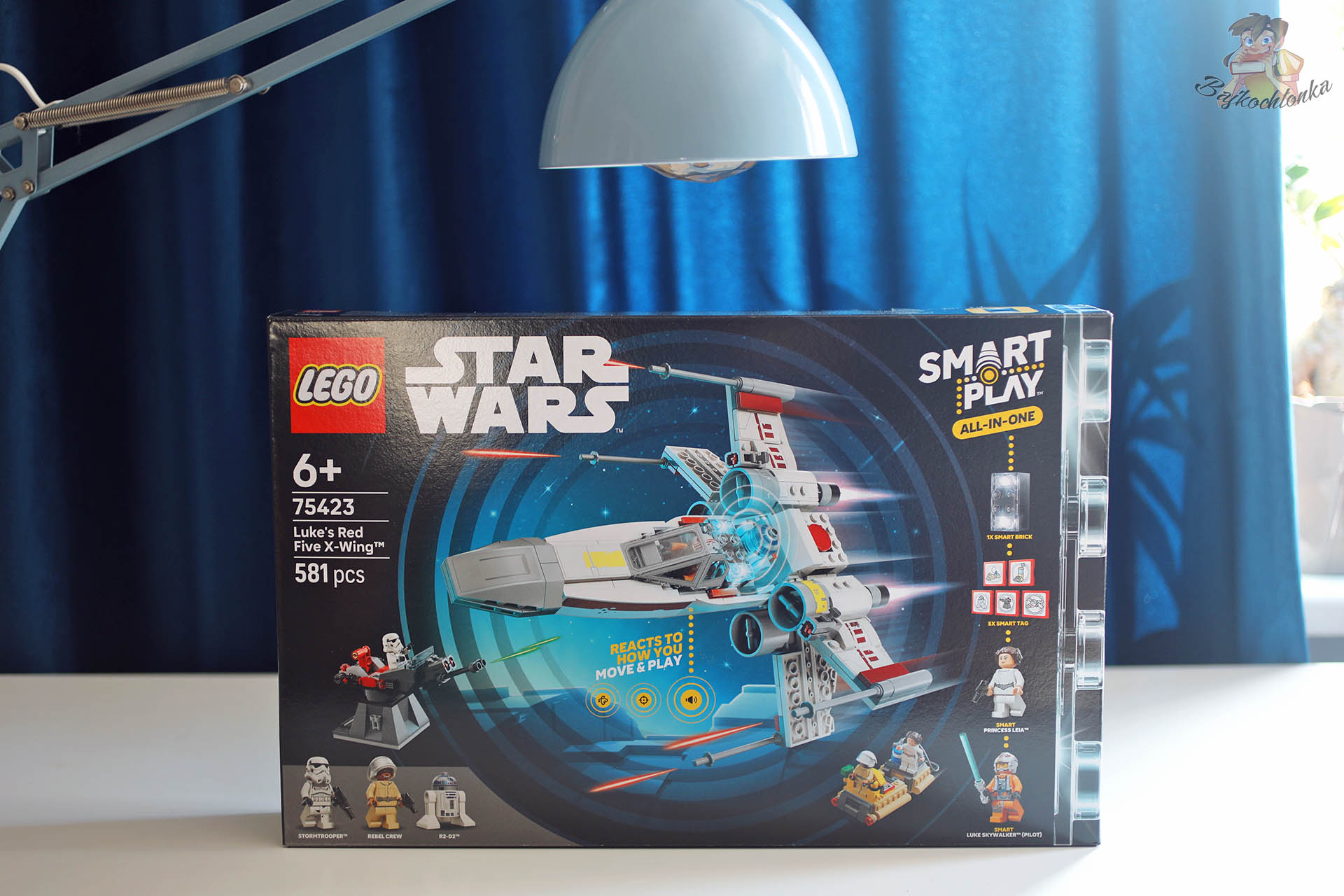 Front pudełka zestawu LEGO Star Wars 75423 Luke’s Red Five X-Wing