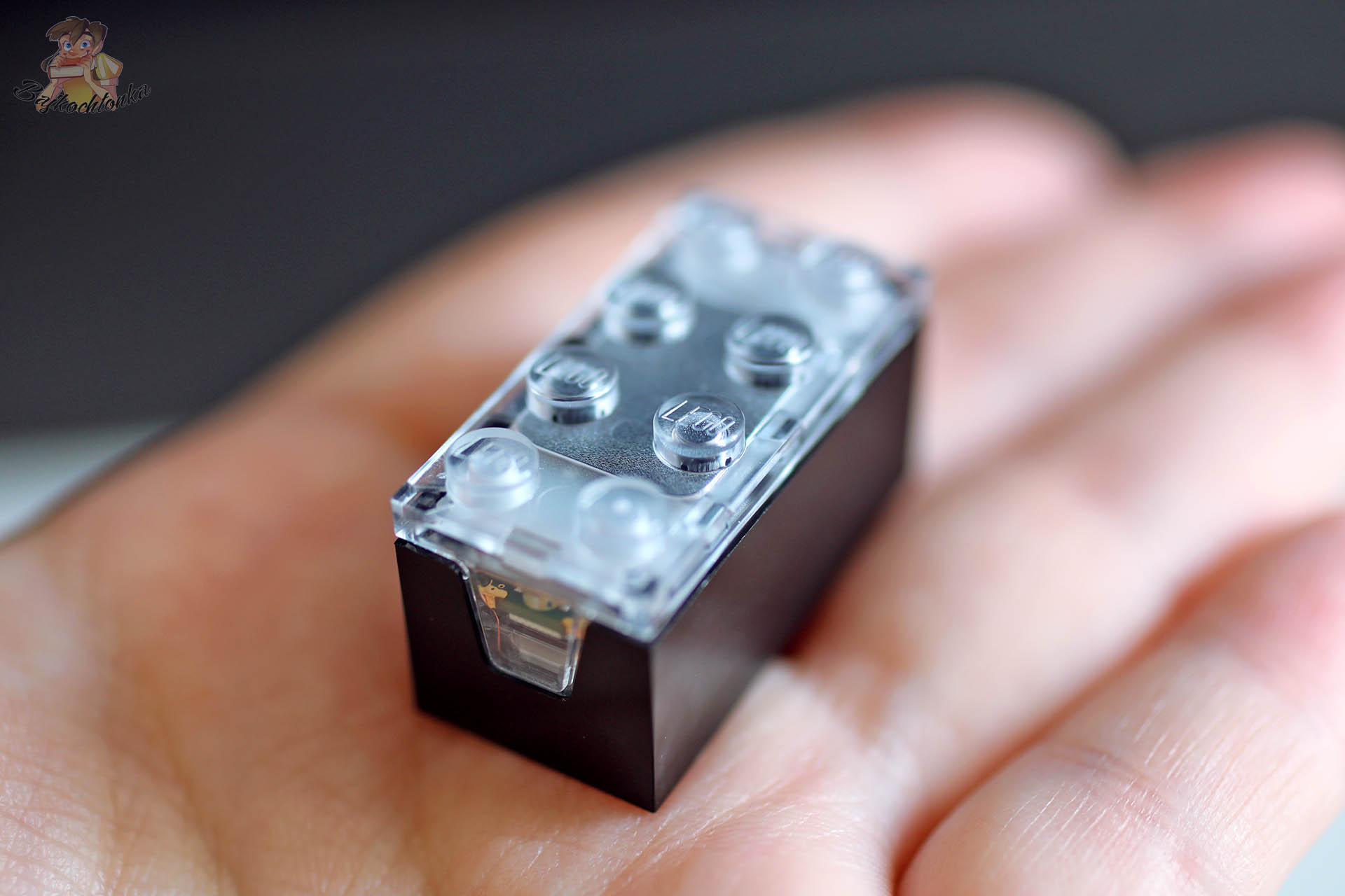 Kostka LEGO Smart Brick trzymana w dłoni z zestawu LEGO Star Wars 75423