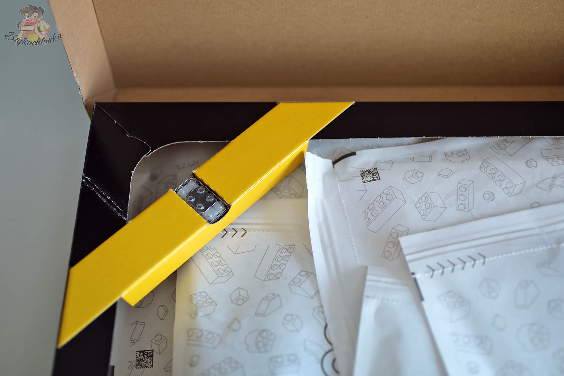 Zawartość pudełka zestawu LEGO Star Wars 75423 Luke’s Red Five X-Wing