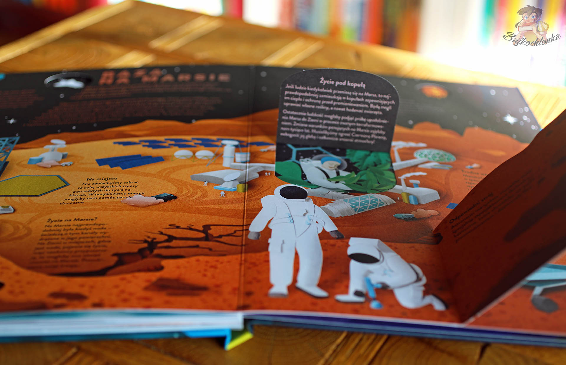 Rozkładówka książki Papierowy świat Kosmos z ilustracją Marsa, astronautami i opisem życia pod kopułą, książka o kosmosie dla dzieci z okienkami