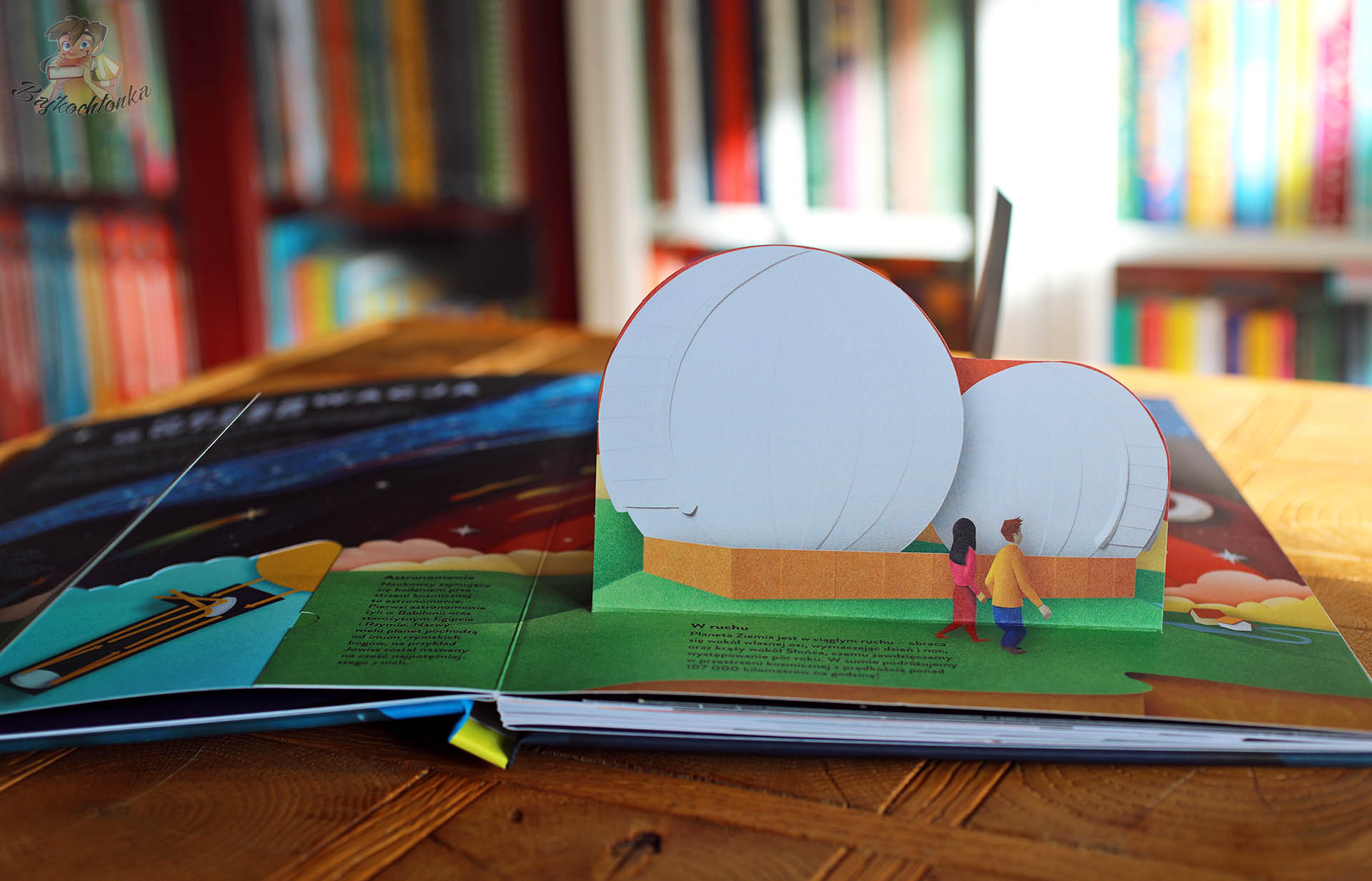 Rozkładówka z papierowym obserwatorium astronomicznym w książce Papierowy świat Kosmos, edukacyjna książka o astronomii dla dzieci