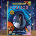 Okładka książki Papierowy świat Kosmos wydawnictwa Tekturka z ilustracją rakiety i planet, książka o kosmosie dla dzieci z ponad 30 okienkami