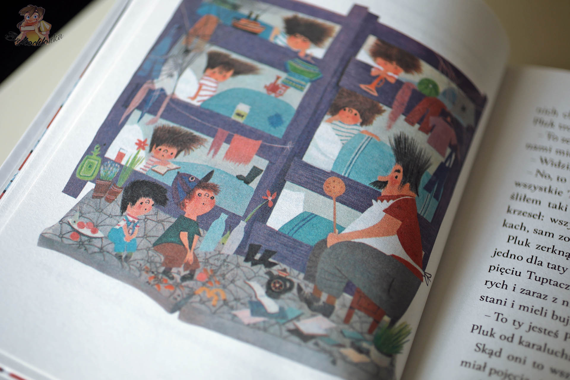 ilustracja z książki Pluk z samej góry przedstawiająca mieszkańców kamienicy w humorystycznej scenie