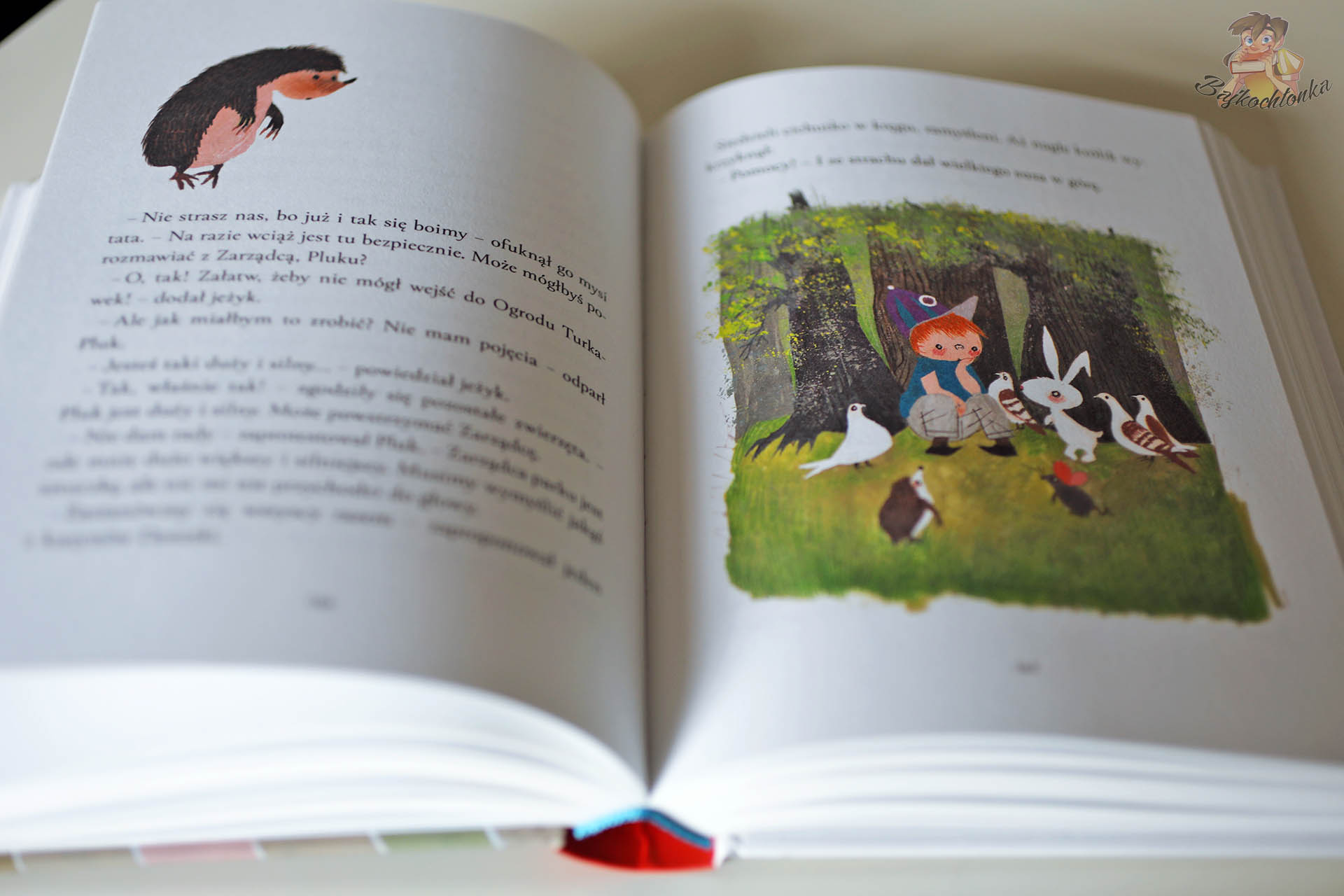 ilustracja z książki Pluk z samej góry przedstawiająca Pluka siedzącego pod drzewem wśród zwierząt