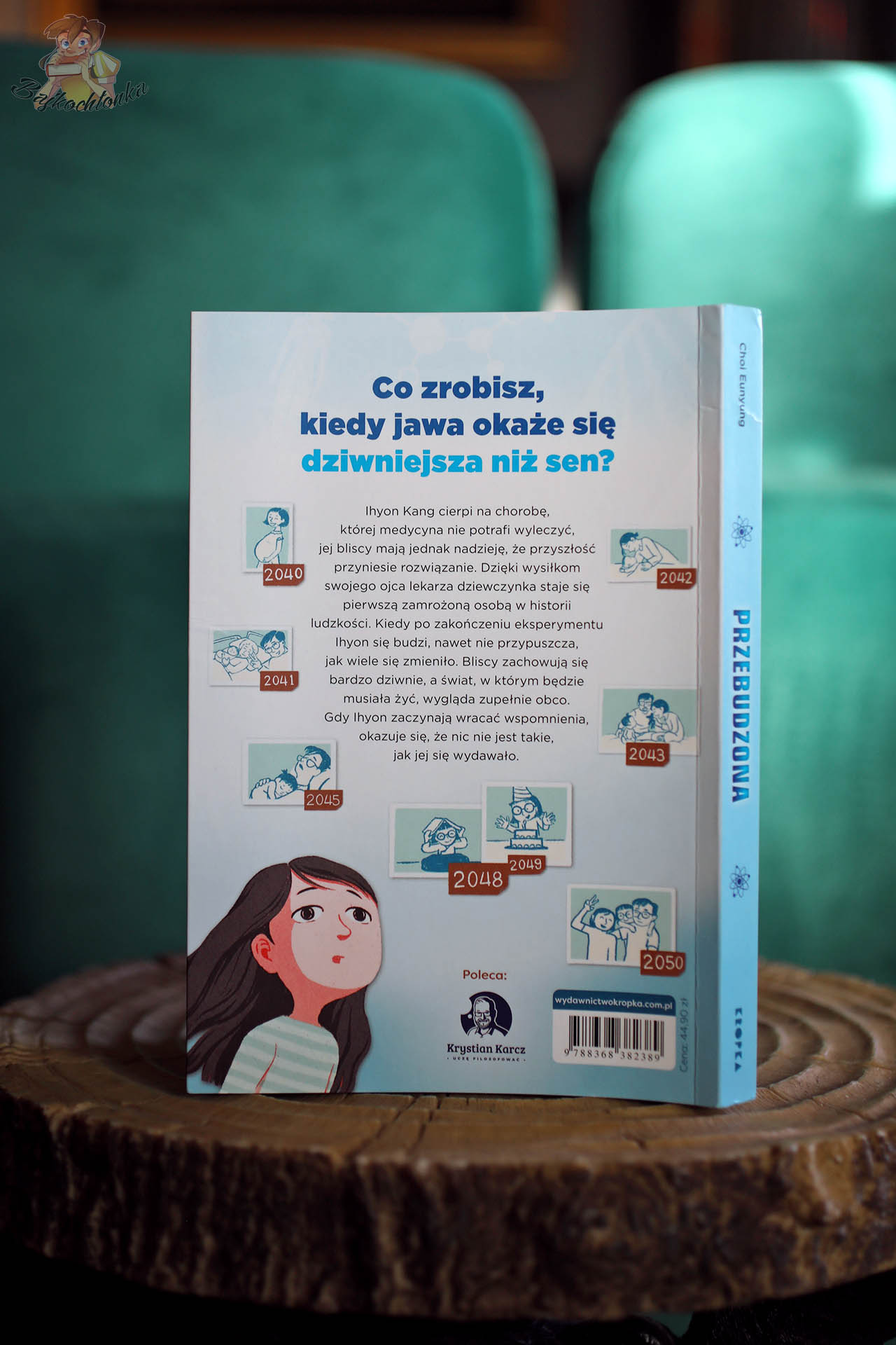 Tył okładki książki Przebudzona Choi Eunyung – opis historii dziewczynki wybudzonej po latach
