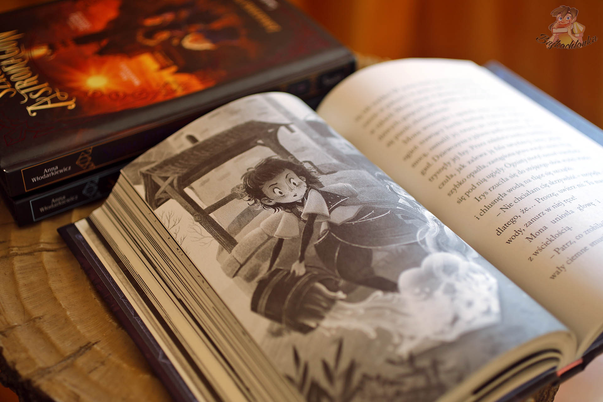 ilustracja w książce Szkoła Astromagów Tajniki Ognia przedstawiająca bohaterkę przy studni w magicznej krainie