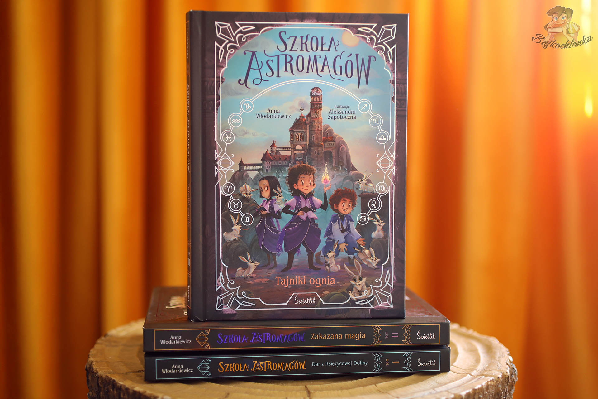 okładka książki Szkoła Astromagów Tajniki Ognia Anny Włodarkiewicz stojącej na poprzednich tomach serii