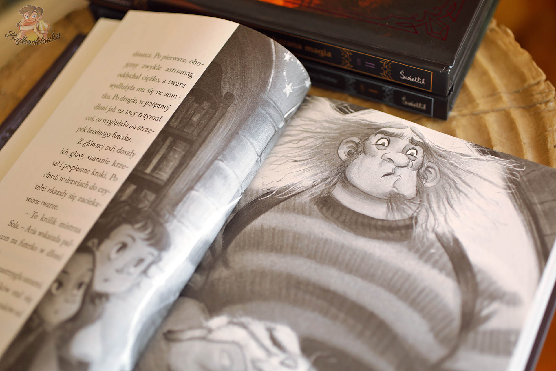 czarno-biała ilustracja z książki Szkoła Astromagów przedstawiająca jednego z nauczycieli szkoły magii