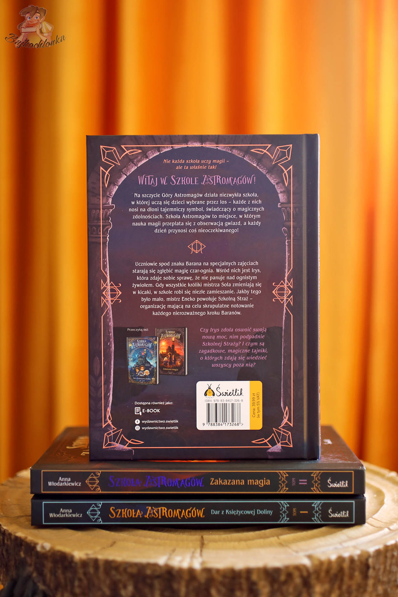 tył książki Szkoła Astromagów Tajniki Ognia Anny Włodarkiewicz stojącej na poprzednich tomach serii