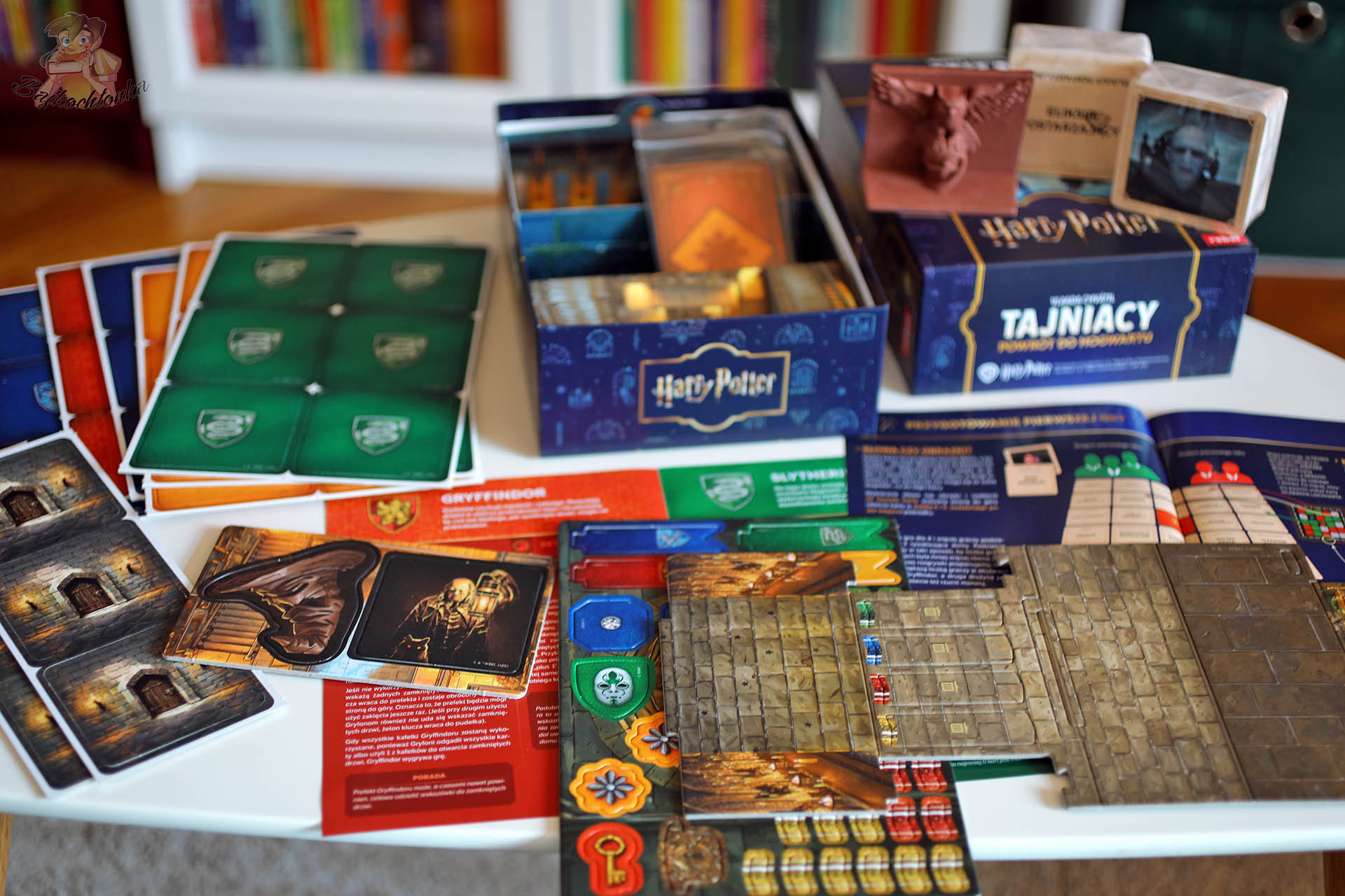 Tajniacy Powrót do Hogwartu gra planszowa – zawartość pudełka, karty, żetony i plansza punktacji domów Hogwartu