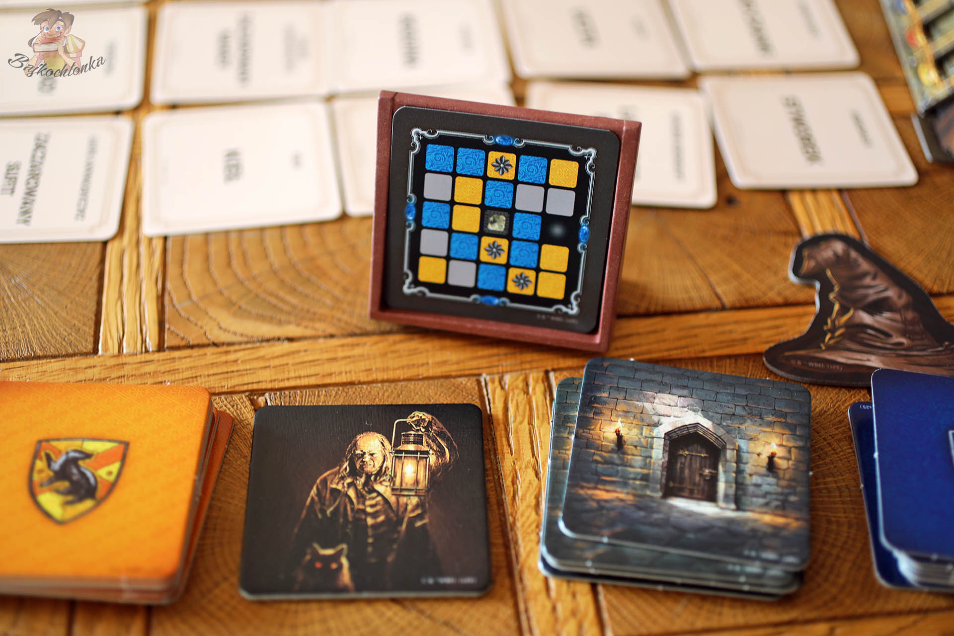 Tajniacy Powrót do Hogwartu – karty postaci i elementy gry na stole