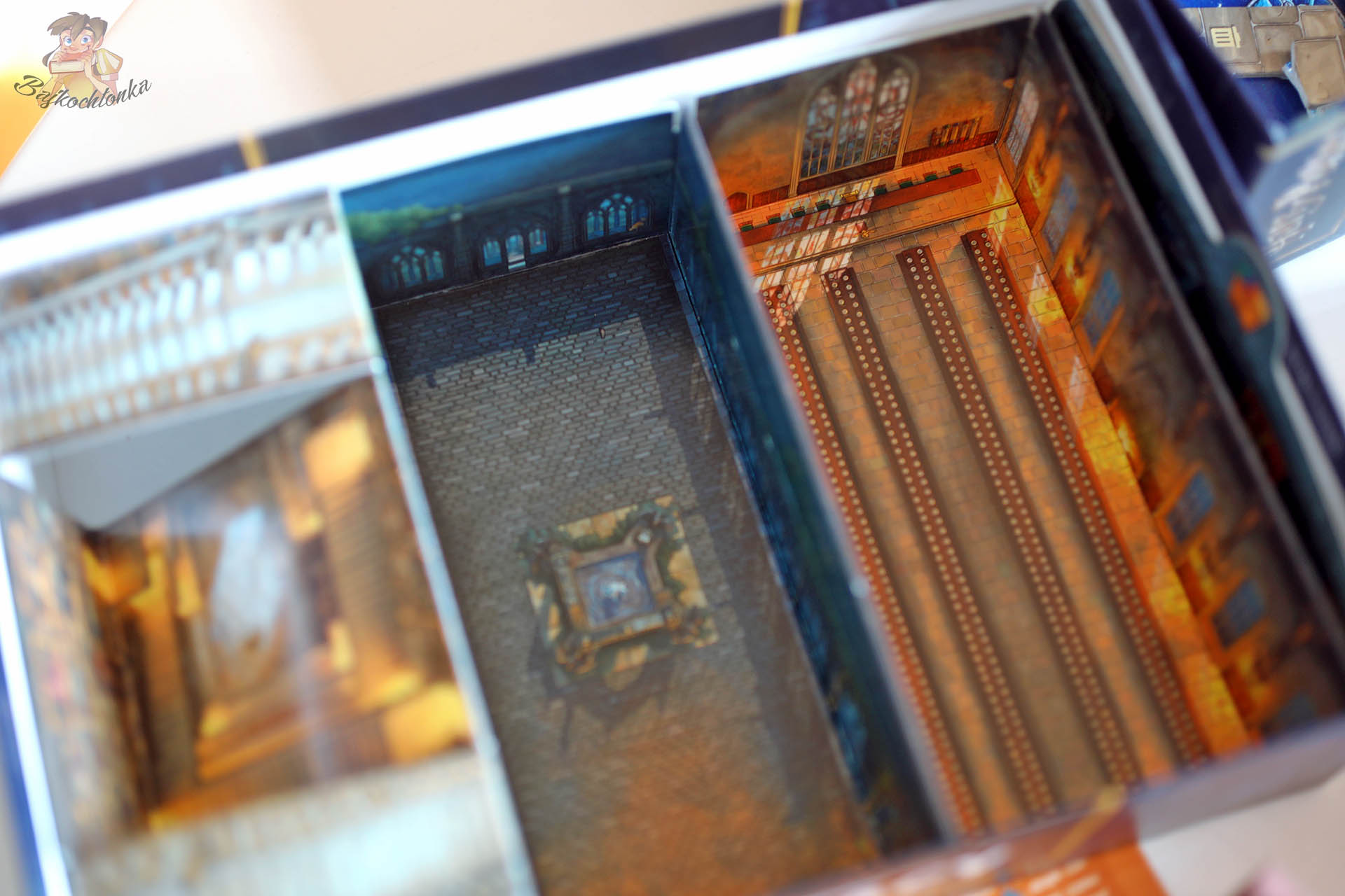 Tajniacy Powrót do Hogwartu – organizer i wnętrze pudełka z ilustracjami Hogwartu