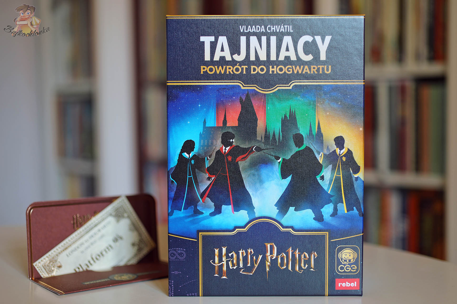 Tajniacy Powrót do Hogwartu Vlaada Chvátil – pudełko gry planszowej w świecie Harry’ego Pottera