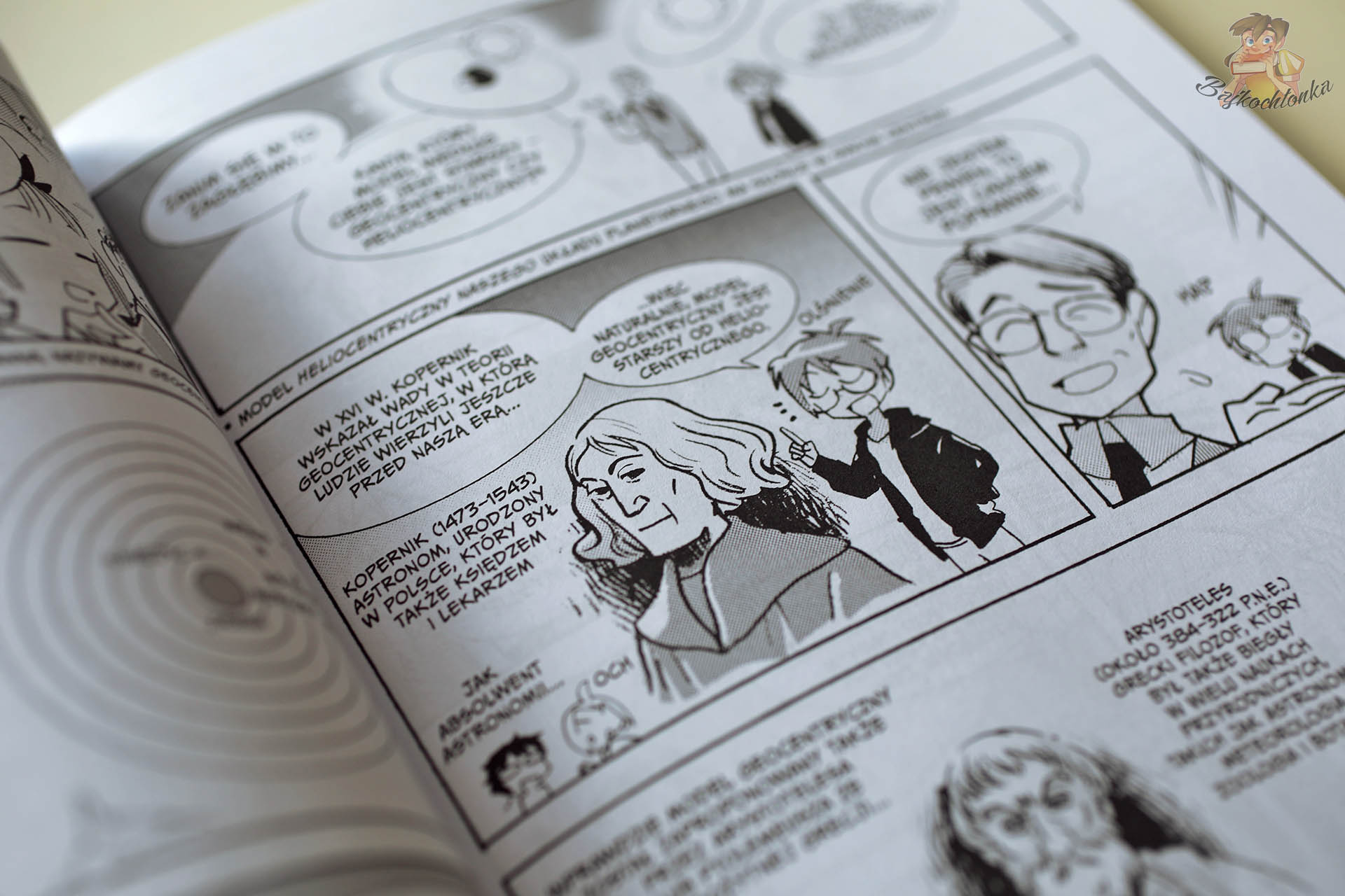 Komiksowa plansza przedstawiająca Mikołaja Kopernika i model heliocentryczny w książce The Manga Guide. Wszechświat