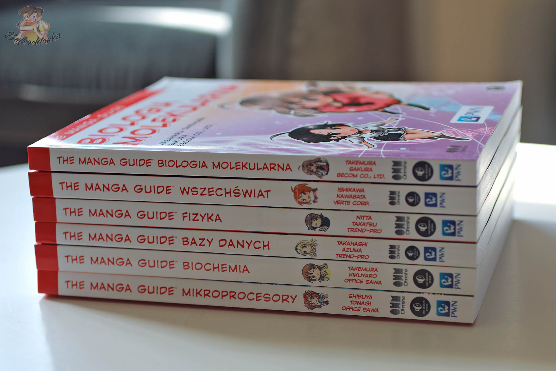 Stos książek The Manga Guide – biologia molekularna, wszechświat, fizyka, bazy danych, biochemia i mikroprocesory