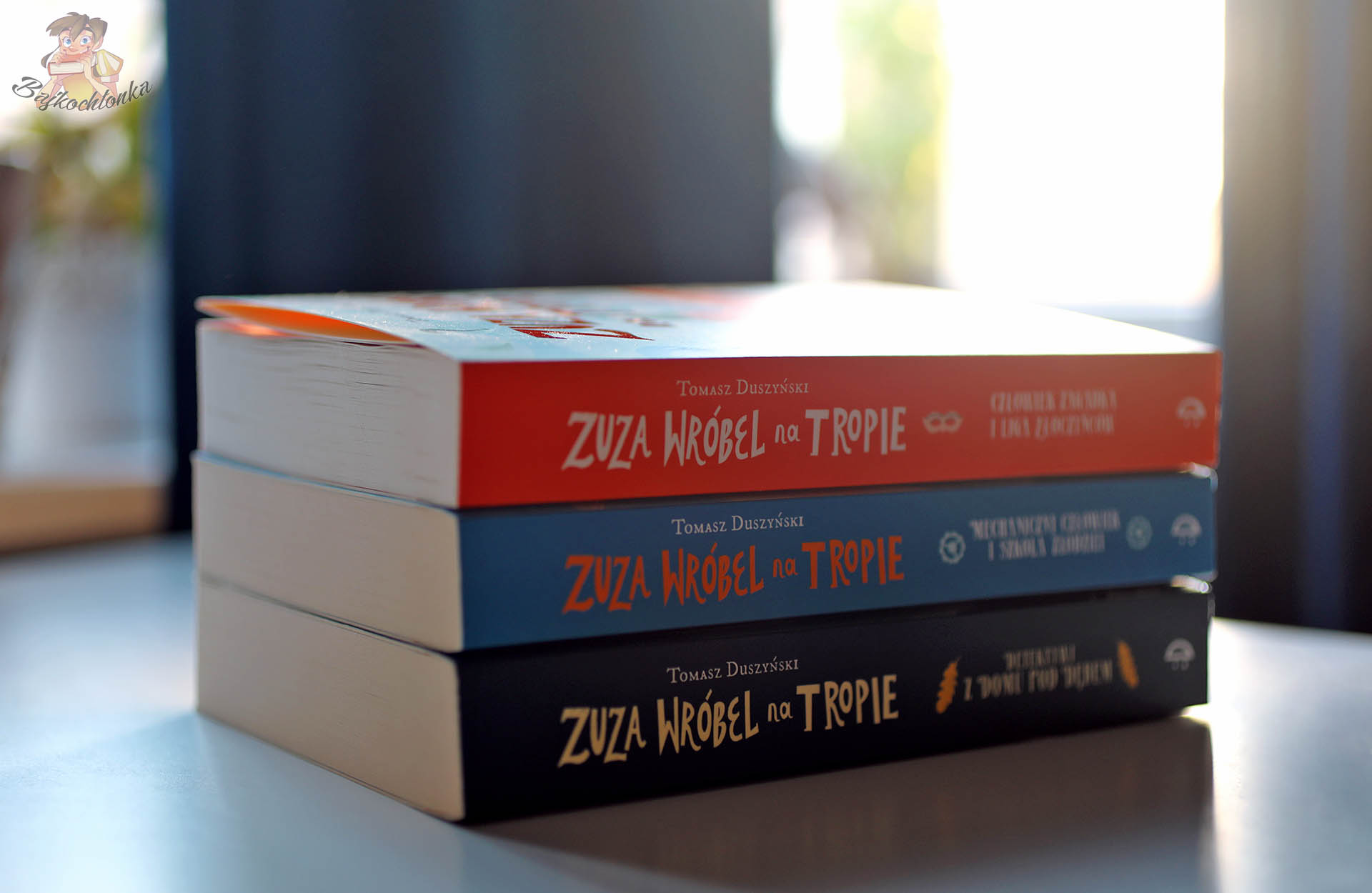 seria książek Zuza Wróbel na tropie ułożona w stos – trzy tomy