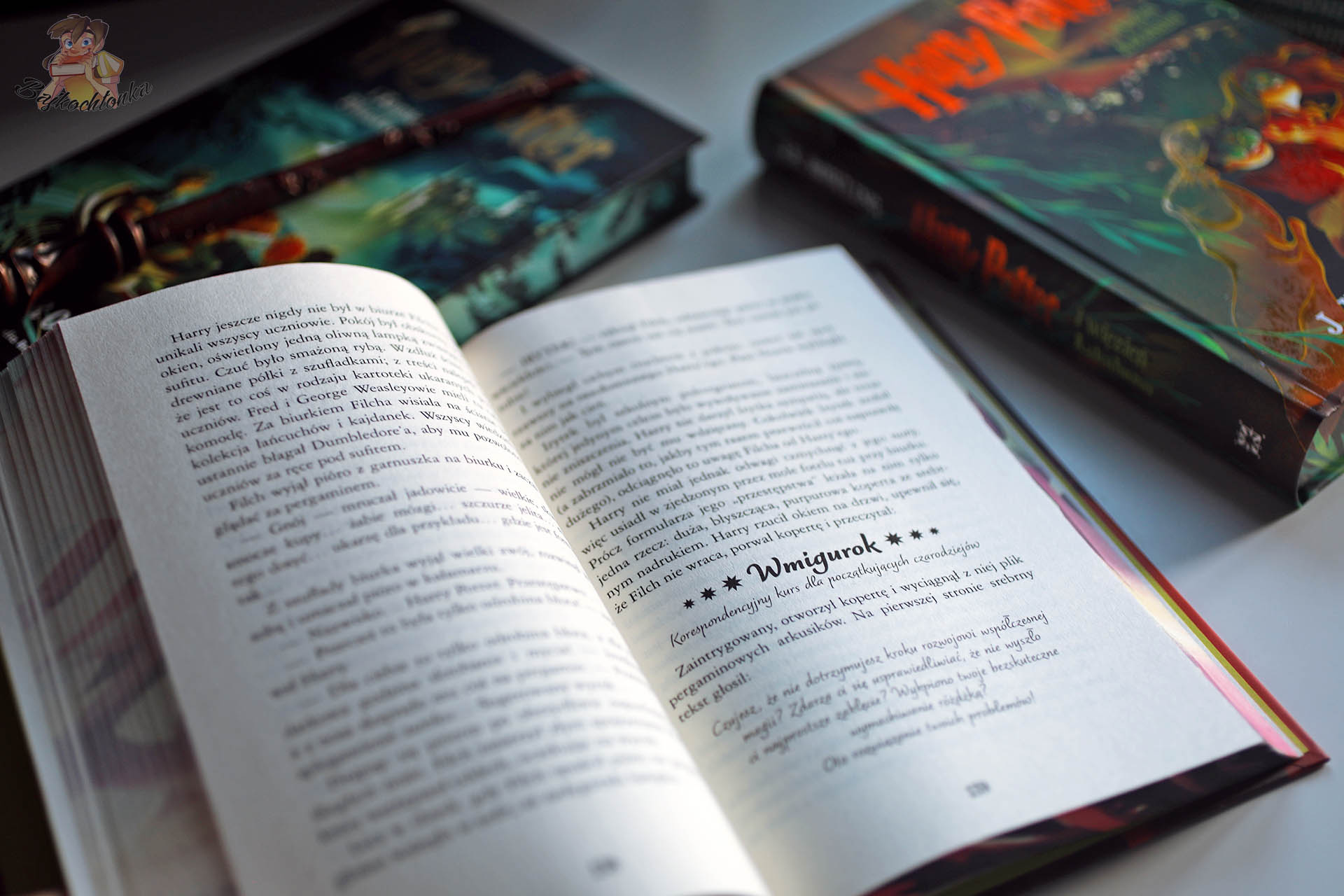 Otwarte wydanie Harry Potter i Komnata Tajemnic z barwionymi brzegami i widocznym wnętrzem książki