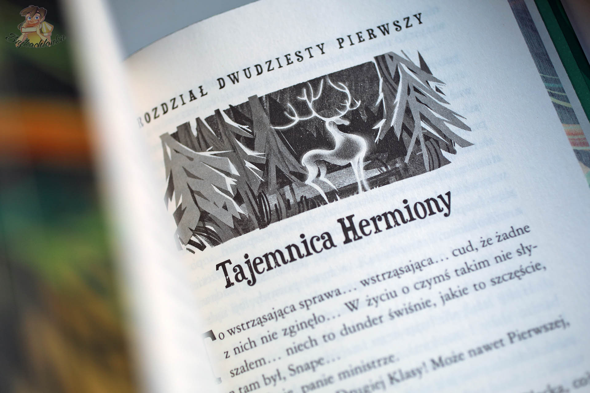 Otwarte wydanie Harry Potter i Więzień Azkabanu z rozdziałem „Tajemnica Hermiony” i ilustracją jelenia w lesie
