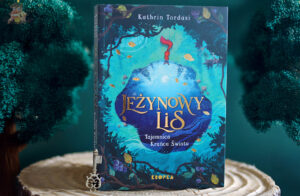 Okładka książki Jeżynowy Lis. Tajemnica Krańca Świata Kathrin Tordasi na drewnianym blacie