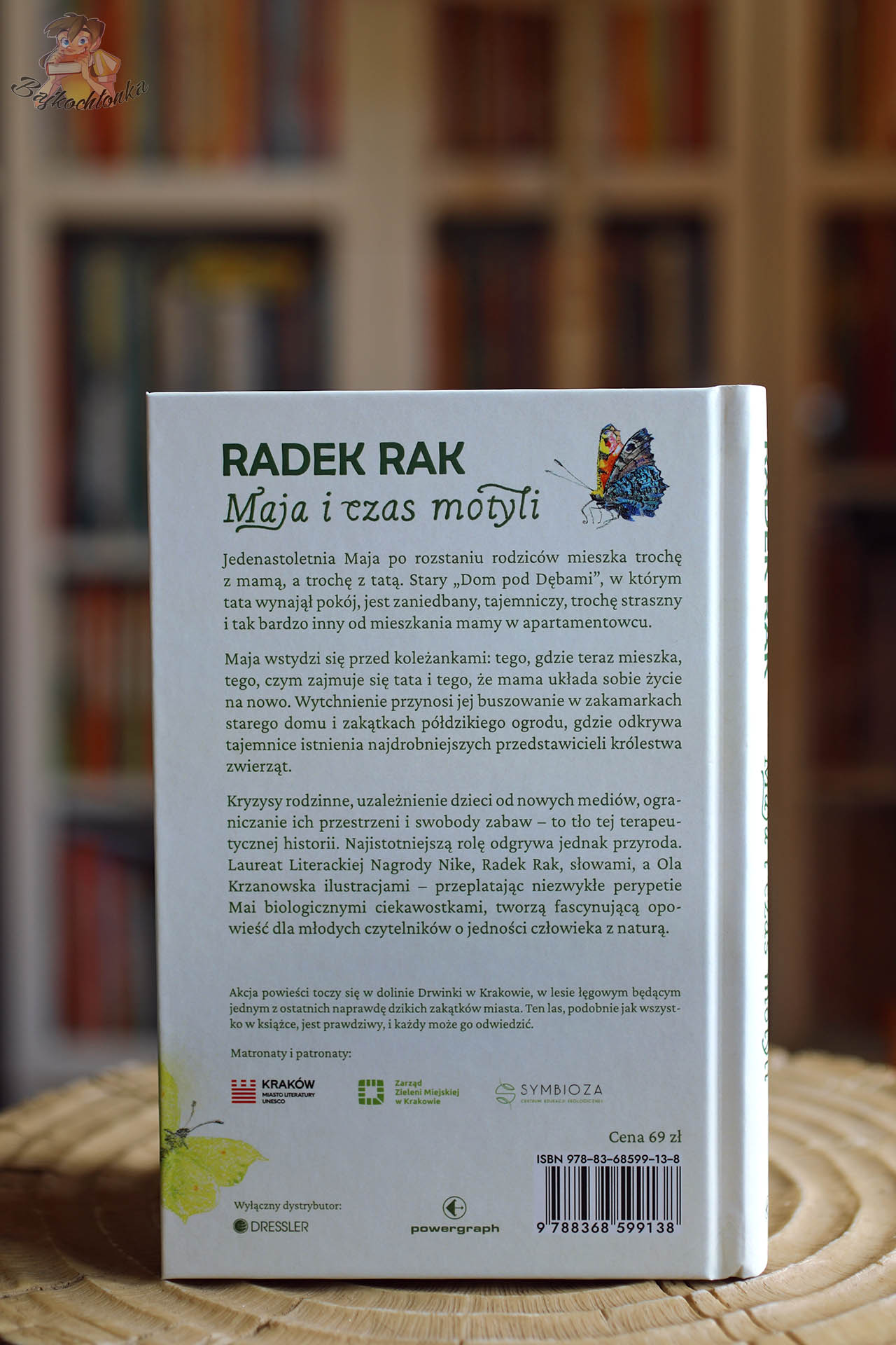 Tylna okładka książki Maja i czas motyli Radka Raka z opisem fabuły