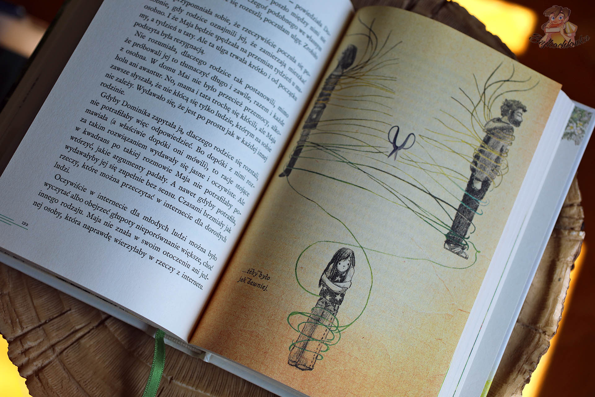 Otwarte wnętrze książki Maja i czas motyli z ilustracją przedstawiającą postacie i motyla