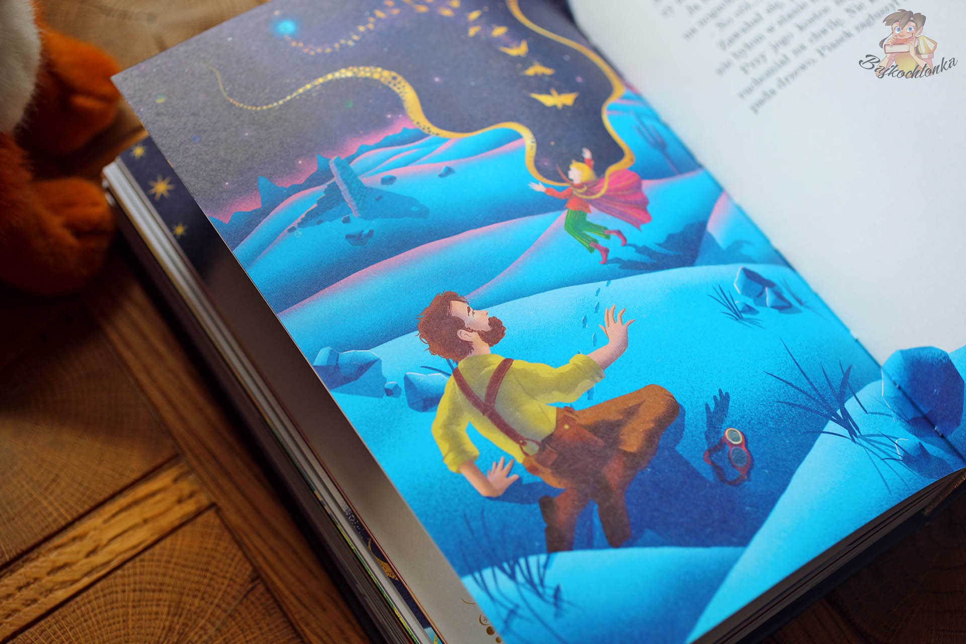 ilustracja z wydania MinaLima książki Mały Książę – pilot i Mały Książę na niebieskiej pustyni