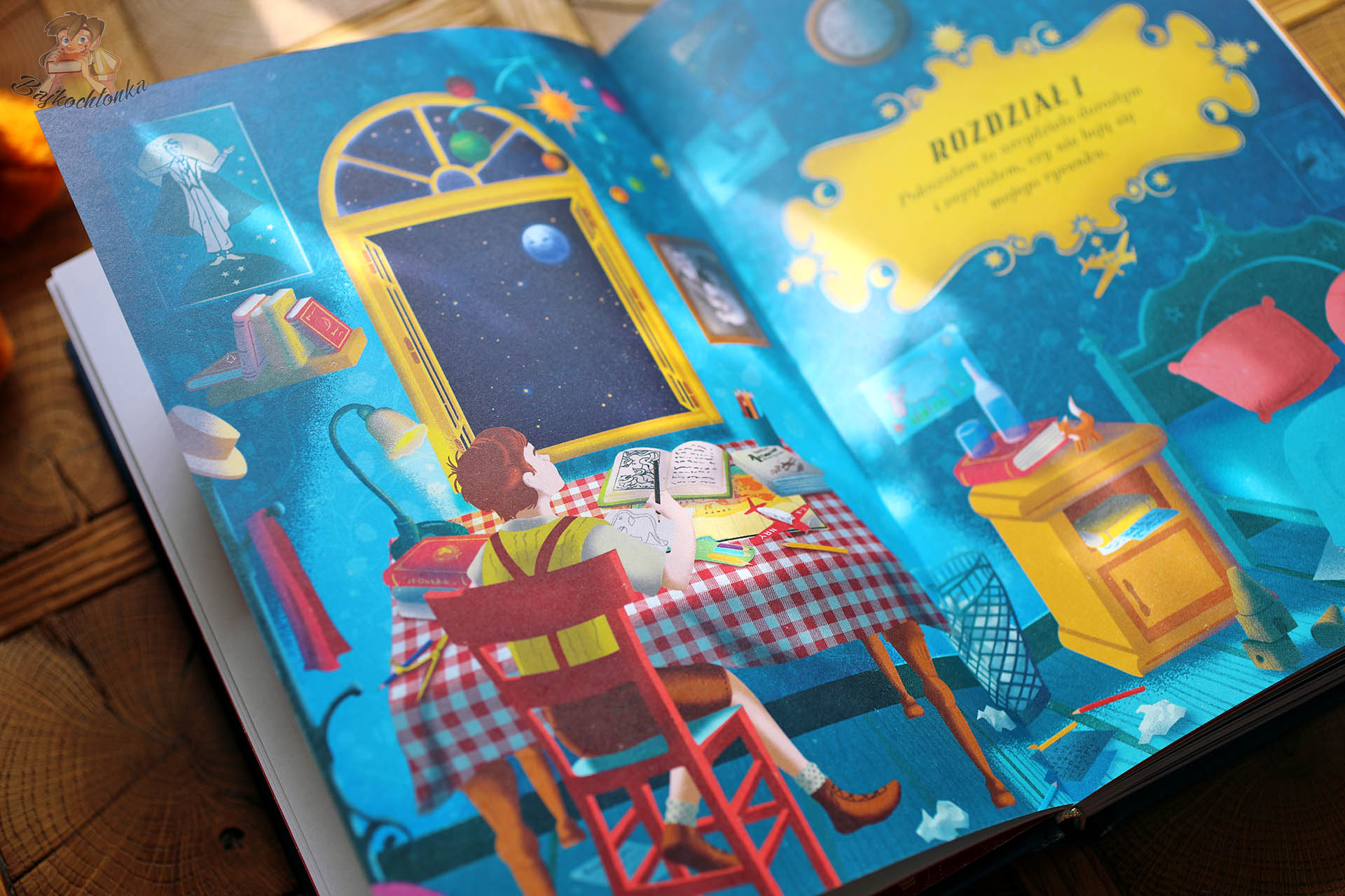 rozdział otwierający w książce Mały Książę MinaLima – ilustracja pilota przy biurku