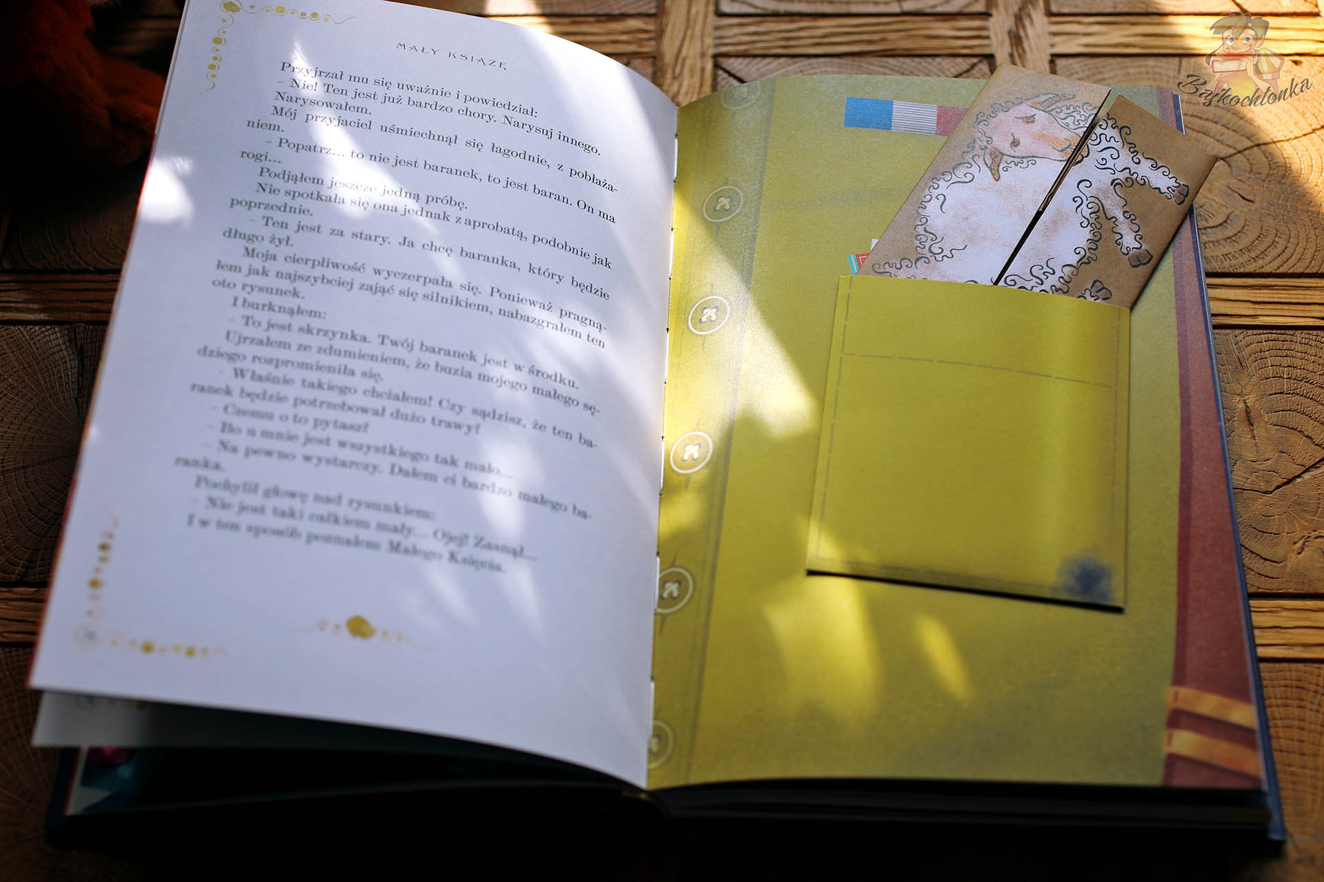 wnętrze książki Mały Książę MinaLima – kieszonka z wyjmowanym elementem papierowym