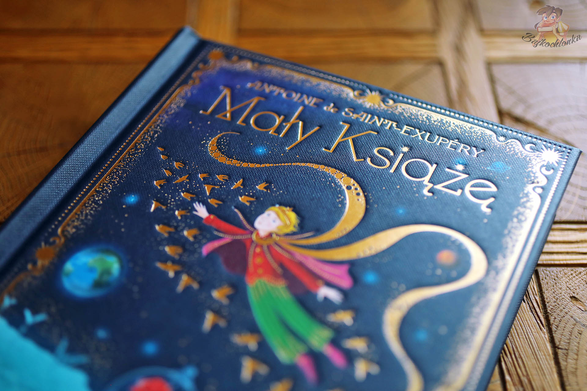 okładka wydania MinaLima książki Mały Książę – granatowa oprawa ze złoceniami