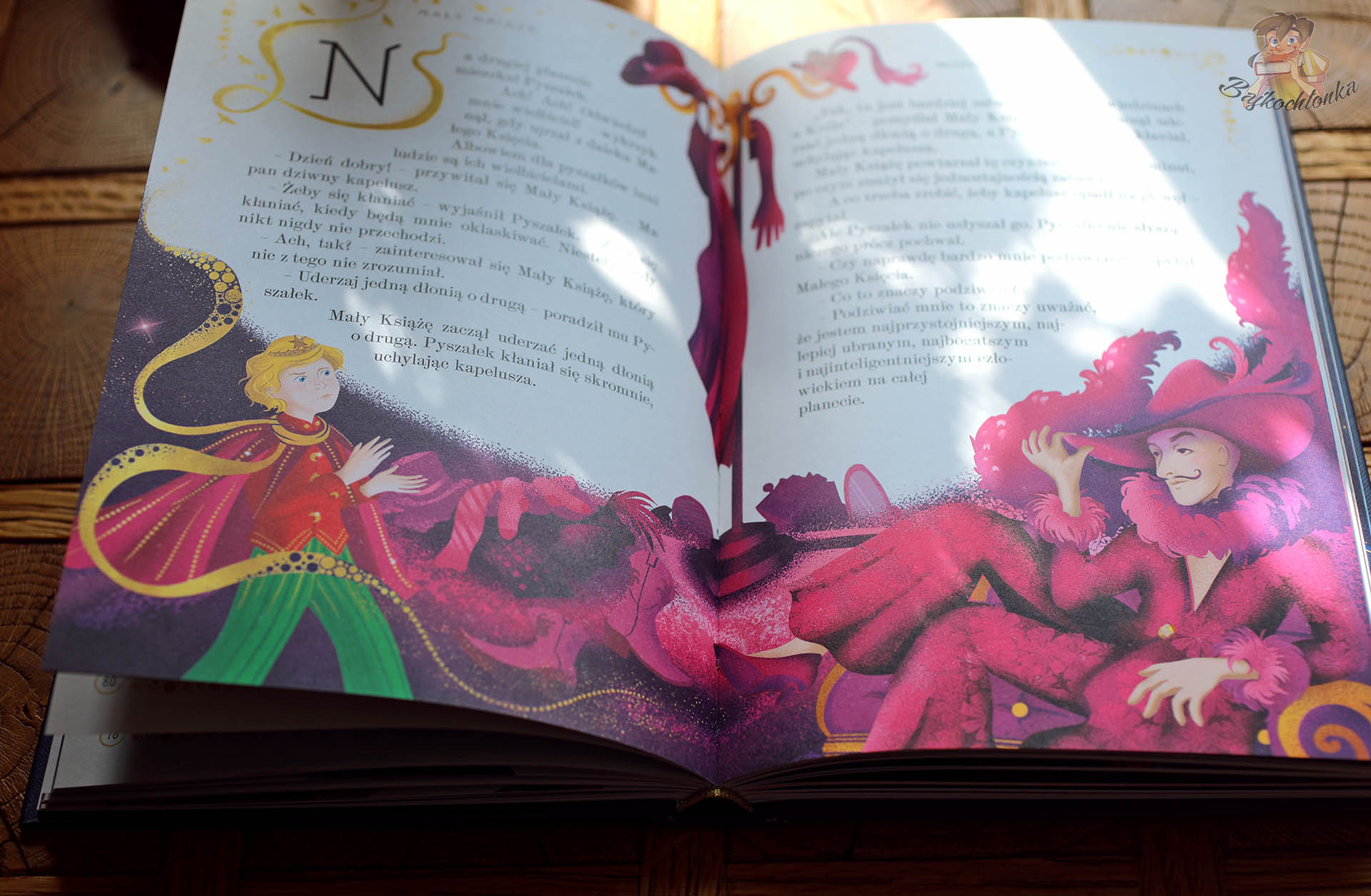 ilustrowana rozkładówka z książki Mały Książę MinaLima – Mały Książę i próżny w różowej scenie