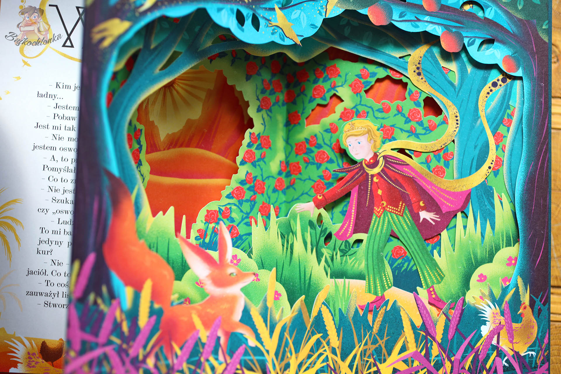 trójwymiarowa rozkładówka z wydania MinaLima Małego Księcia – Mały Książę i lis wśród róż