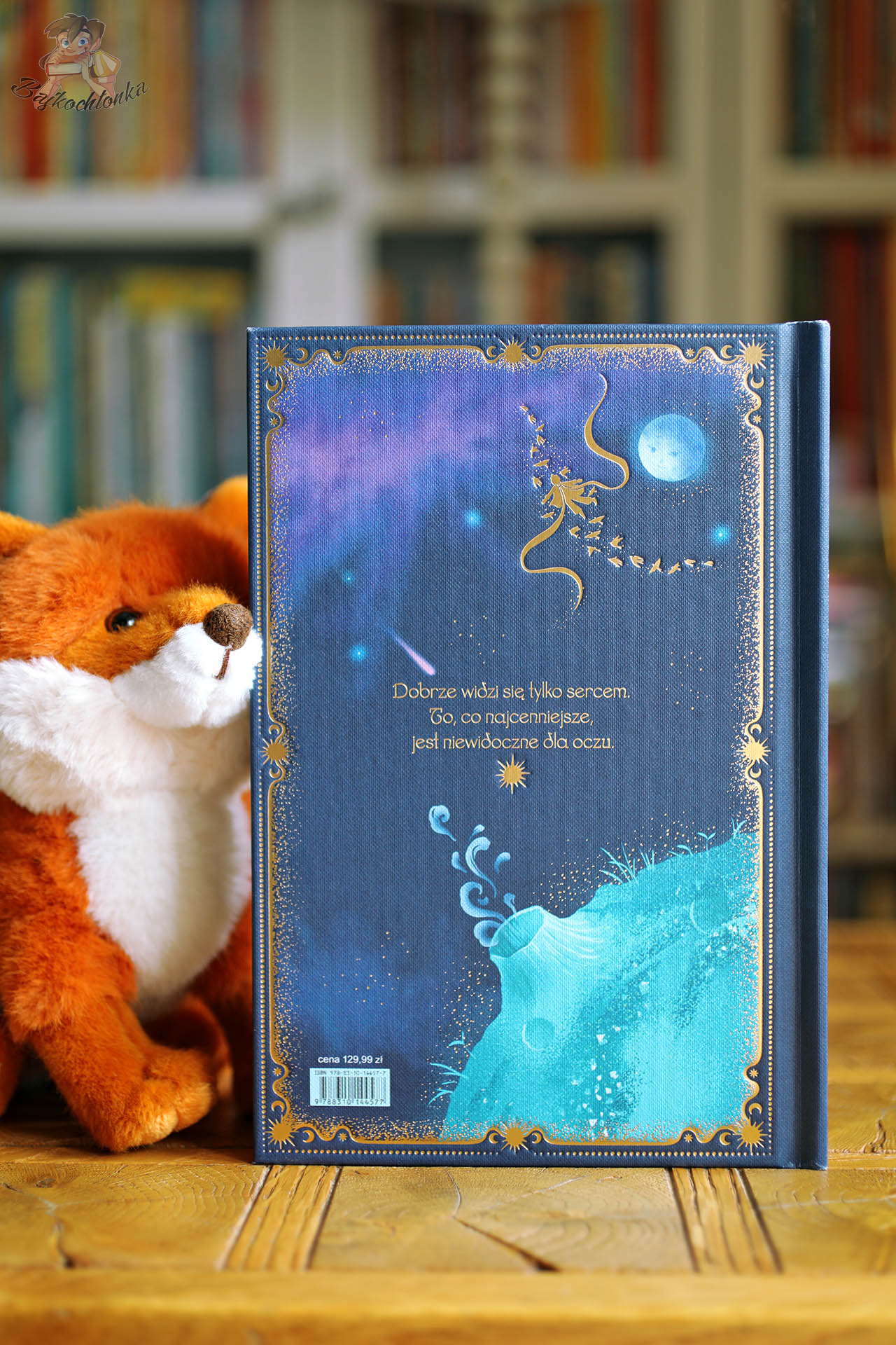 tylna okładka książki Mały Książę MinaLima z cytatem i pluszowym liskiem