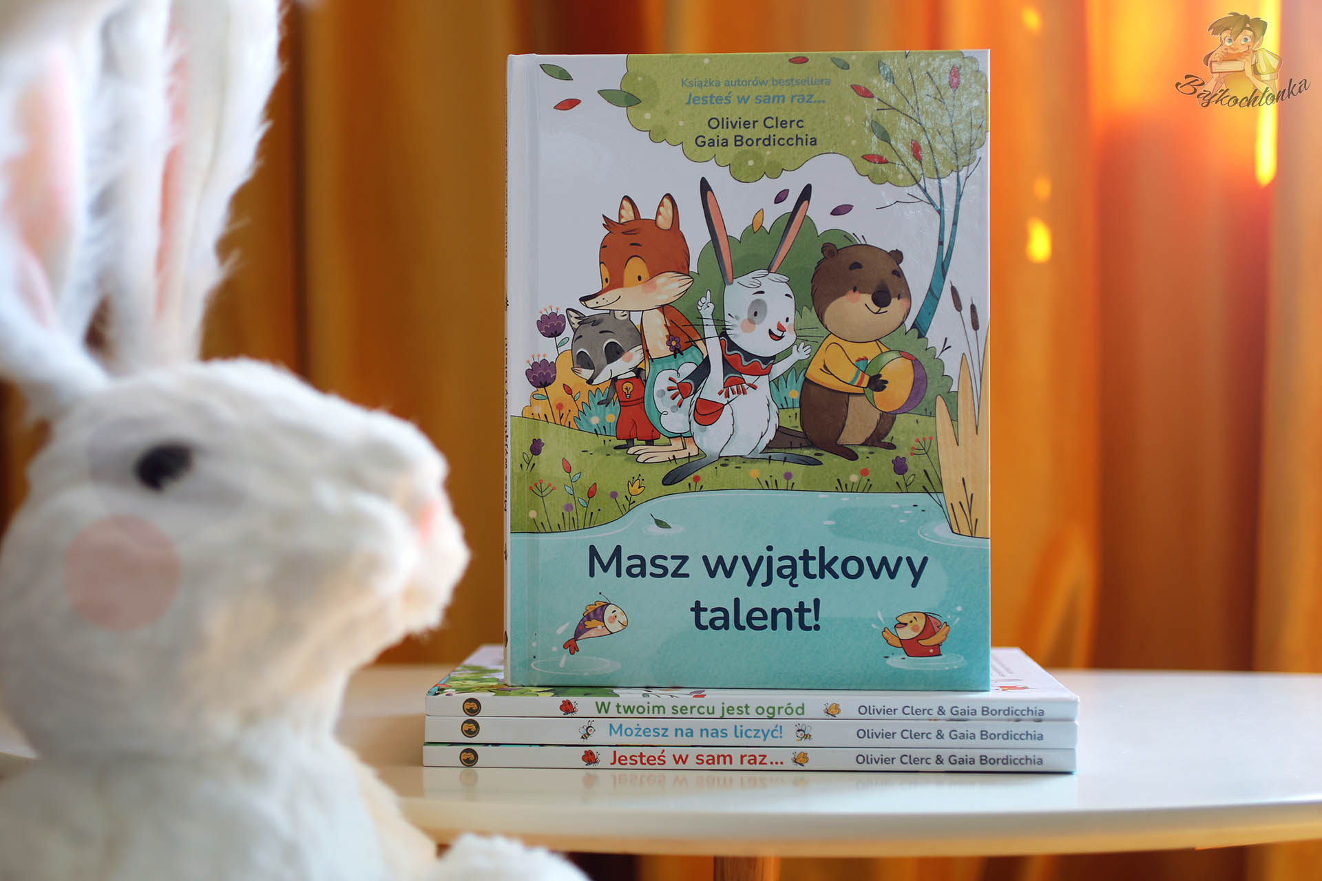 Okładka książki Masz wyjątkowy talent! Oliviera Clerca i Gai Bordicchii ustawiona na tle pozostałych tomów serii