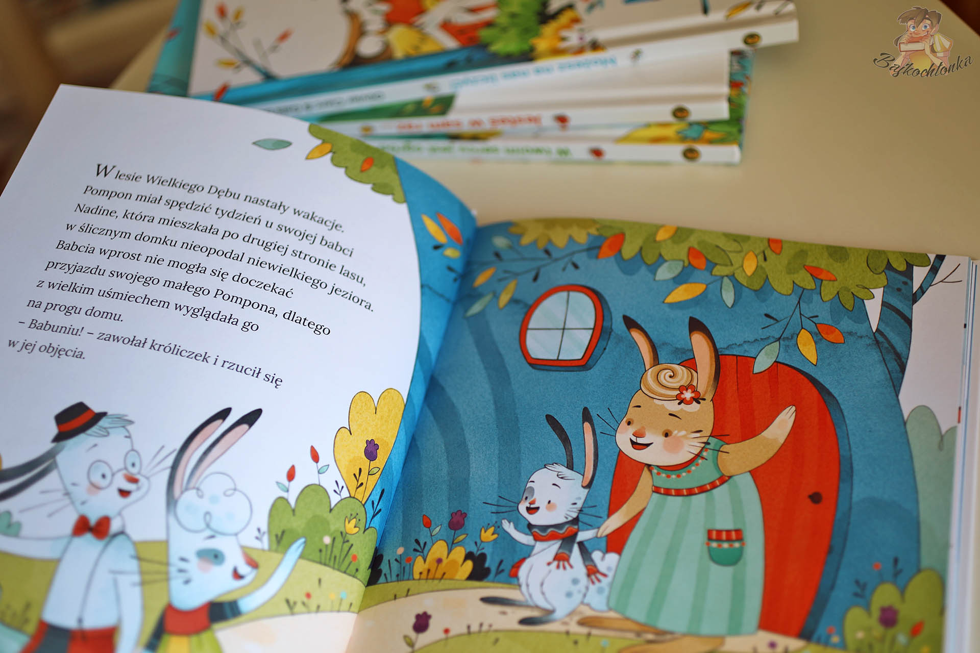 Pierwsze strony książki Masz wyjątkowy talent! z ilustracją Pompona odwiedzającego babcię w lesie Wielkiego Dębu