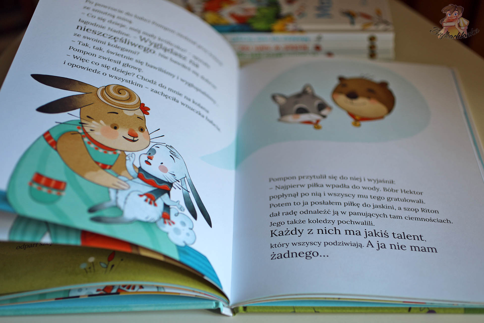 Ilustracja z książki Masz wyjątkowy talent! przedstawiająca Pompona i babcię podczas rozmowy o wyjątkowych talentach