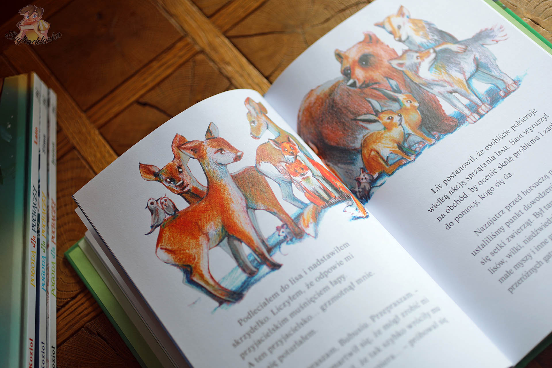 Rozkładówka z książki Pogoda dla puchaczy. Wiosna – leśne zwierzęta podczas wspólnej akcji